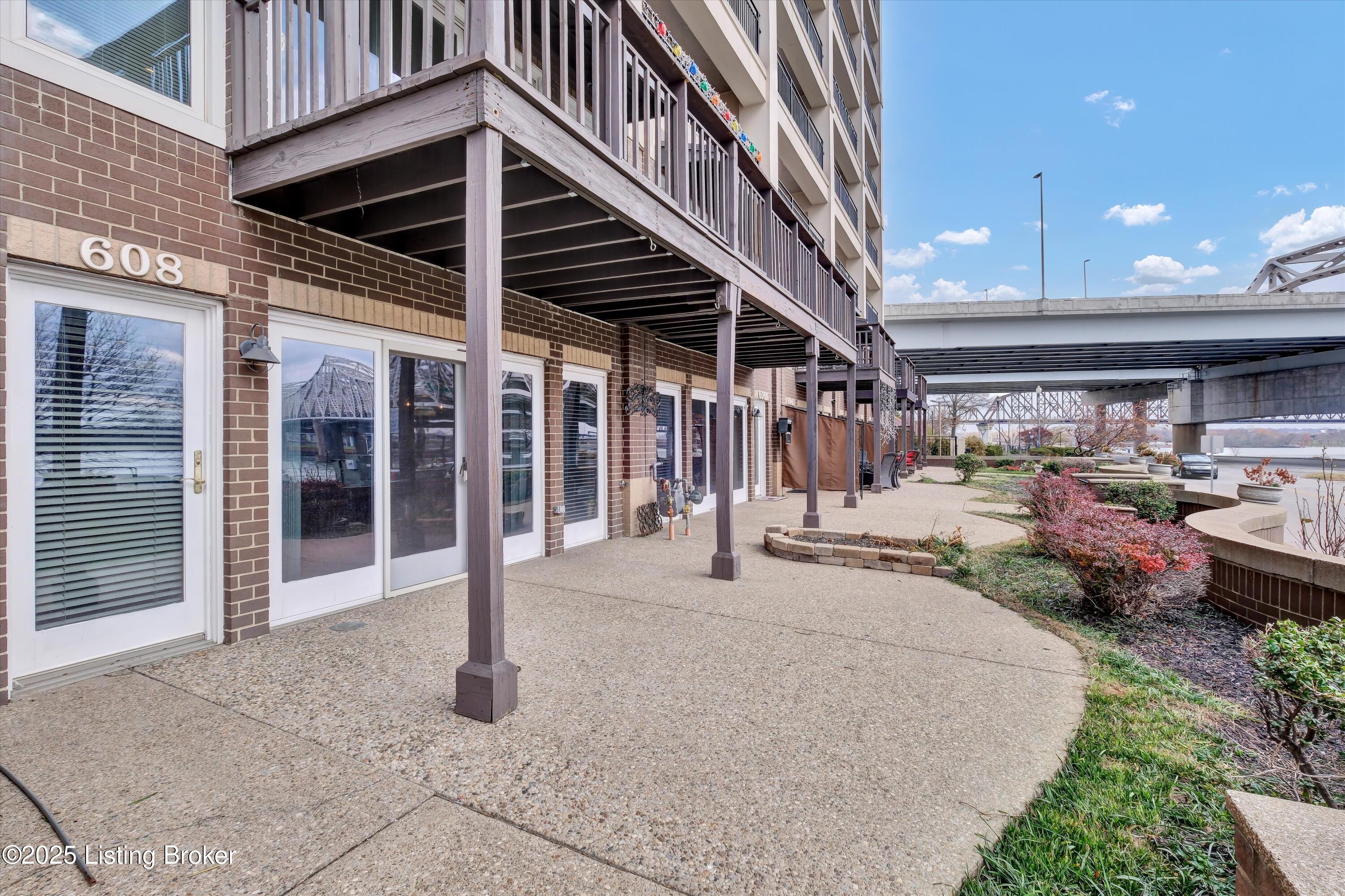 606 W Riverside Dr