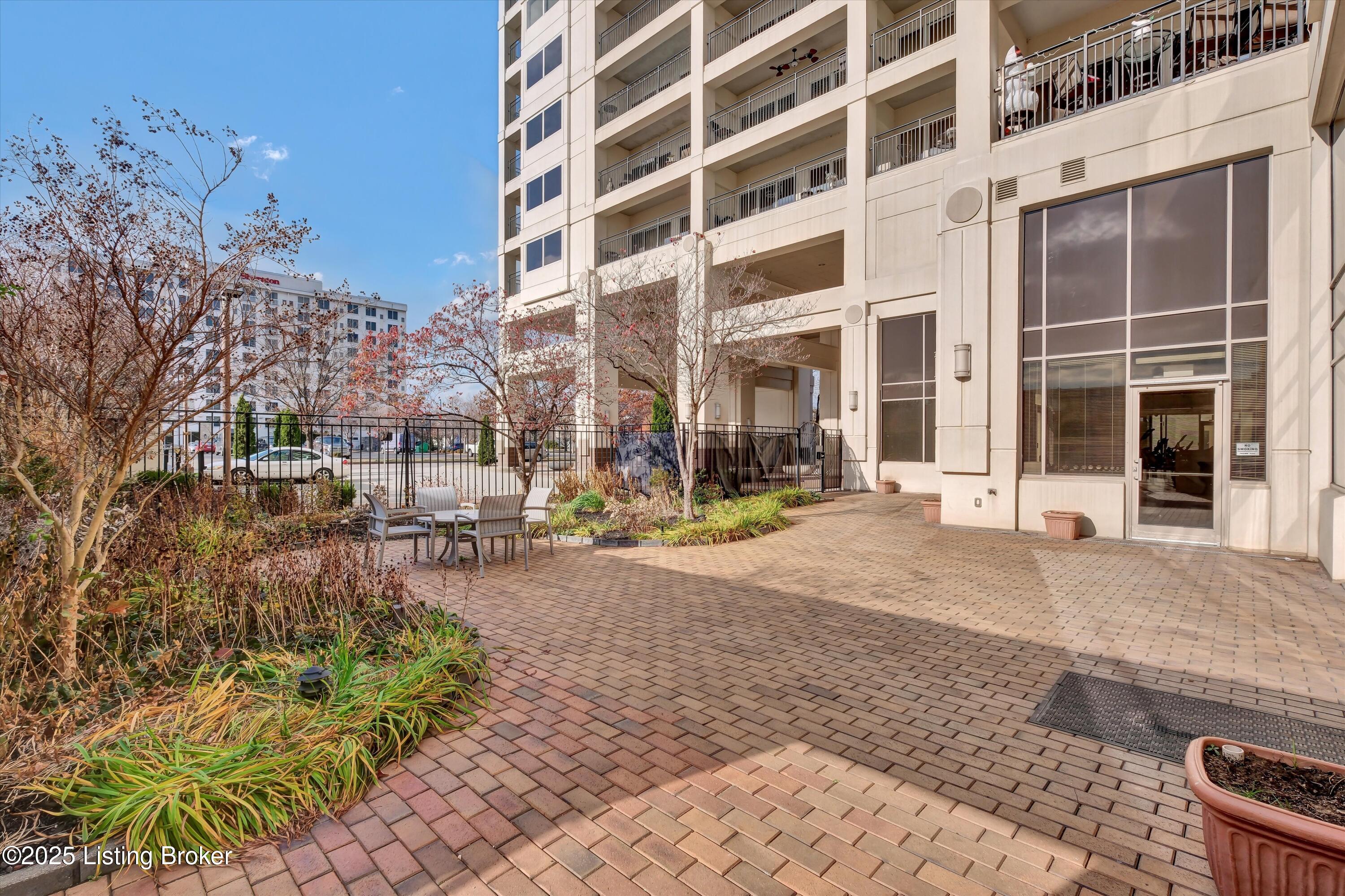 606 W Riverside Dr