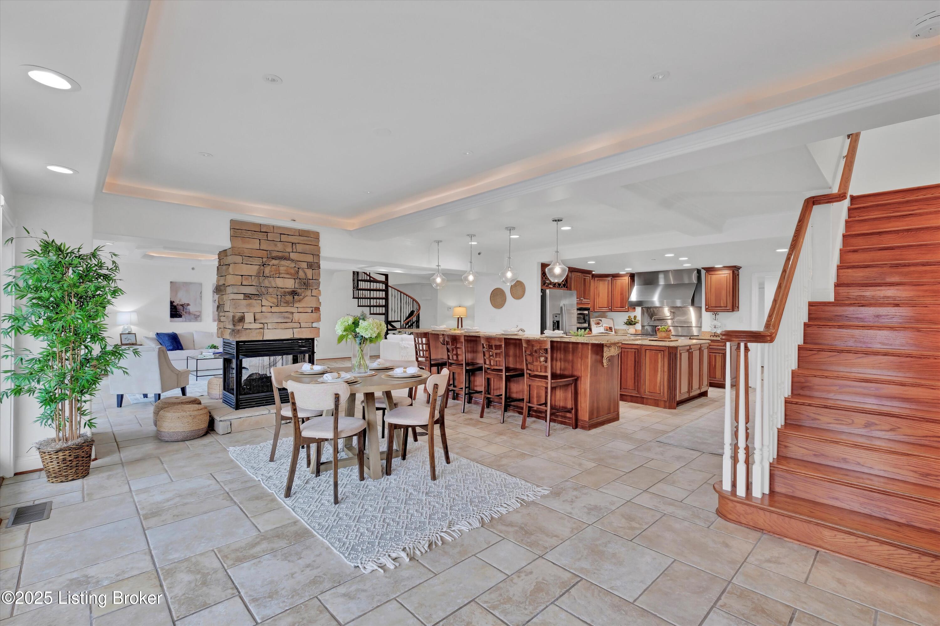 606 W Riverside Dr