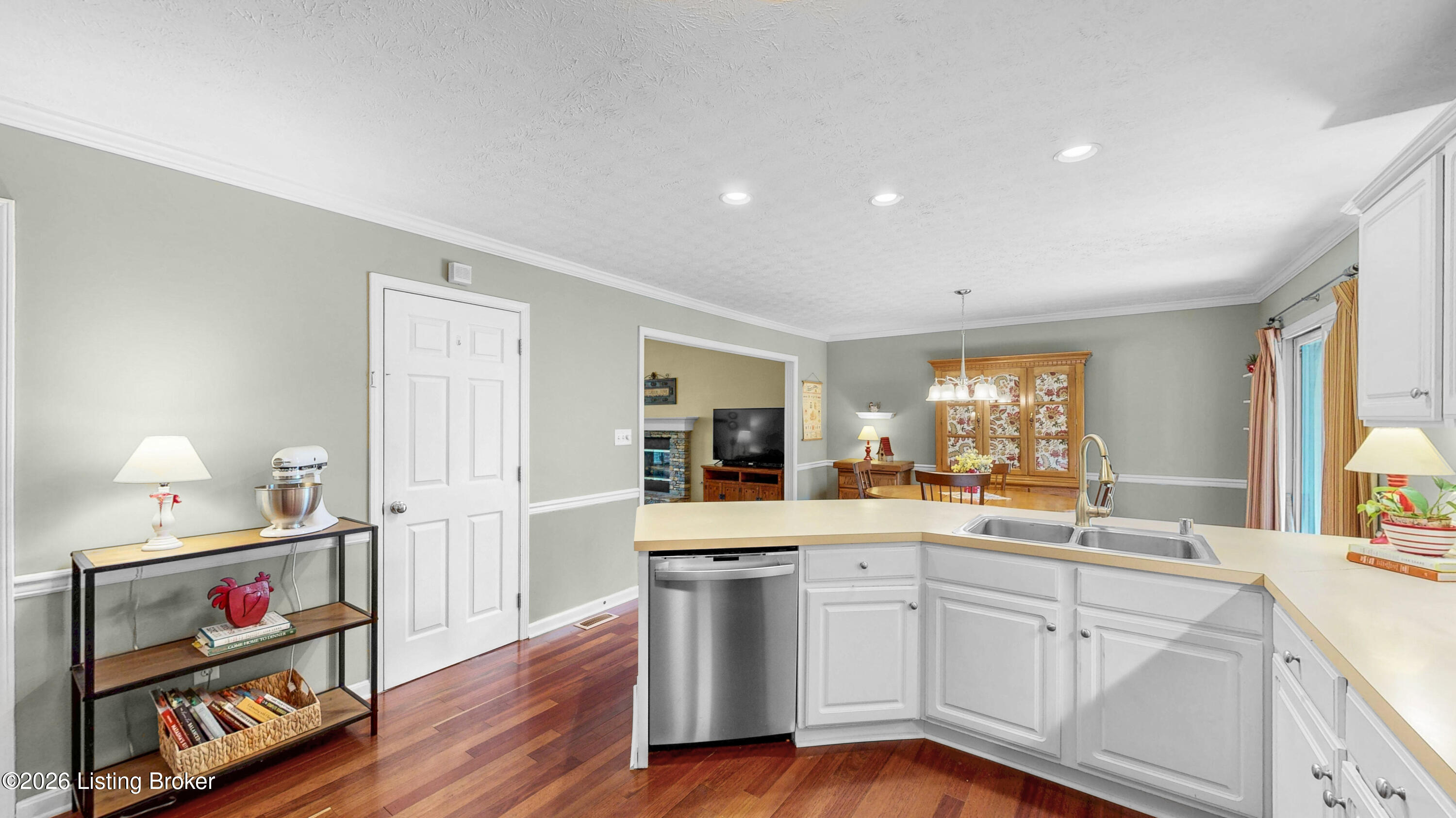 4909 Oakbrook Dr
