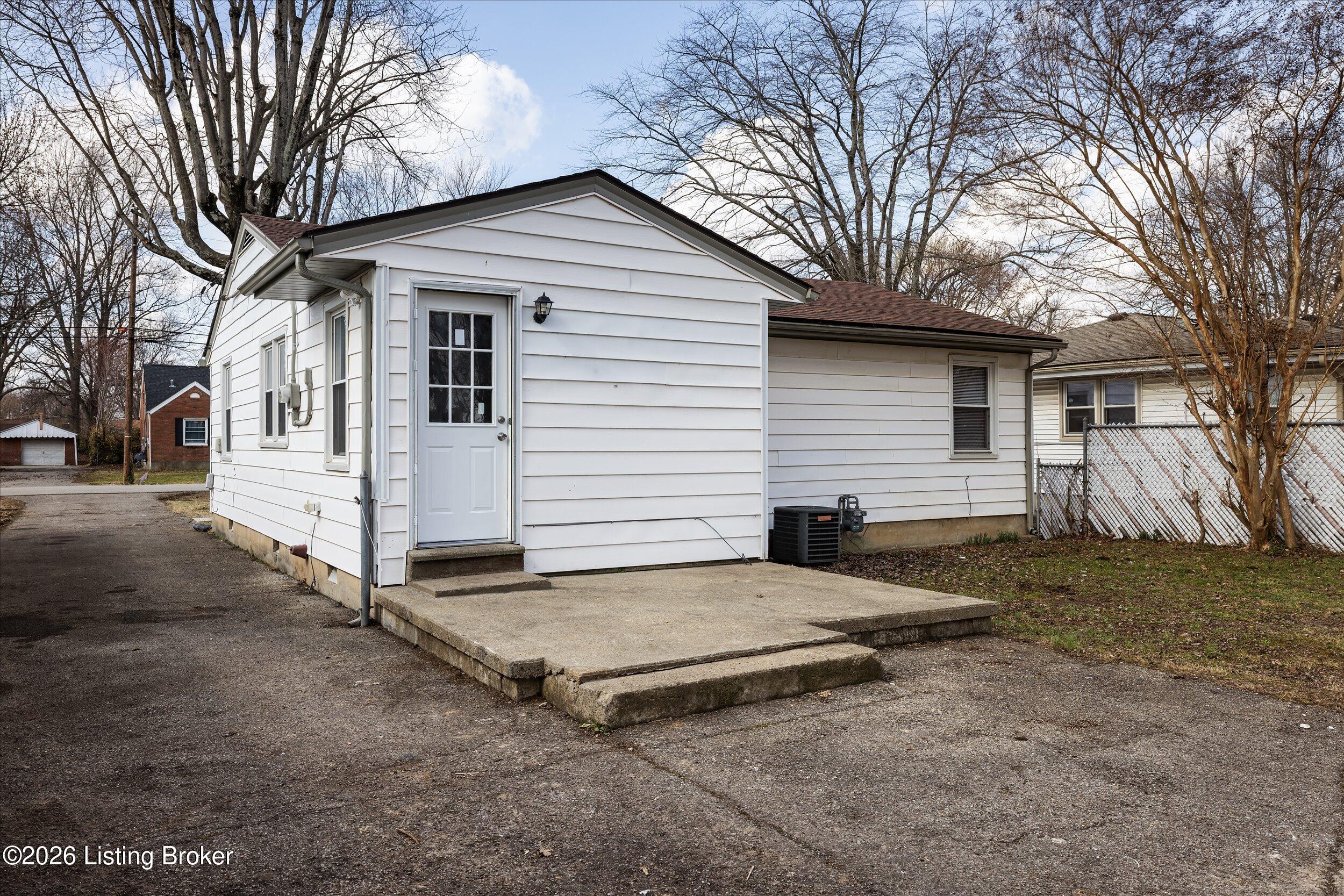 1122 Loretta St