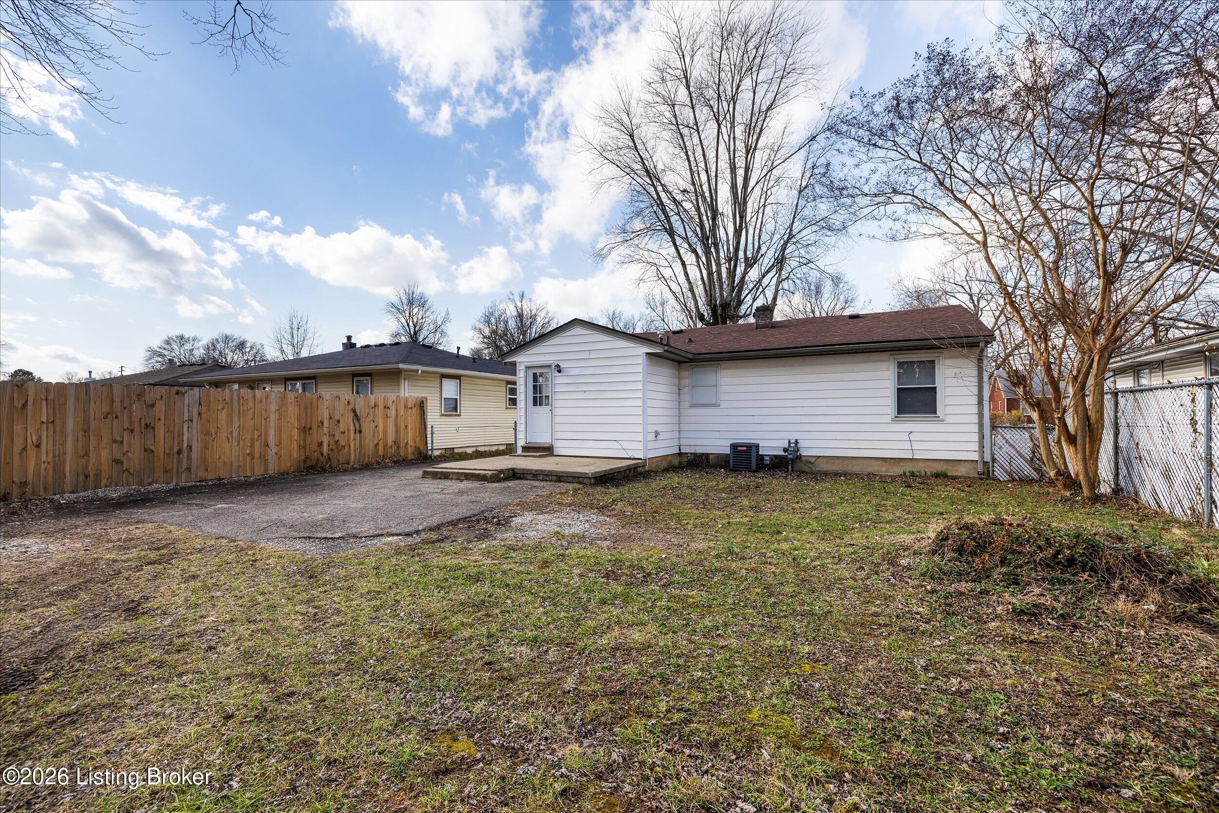 1122 Loretta St