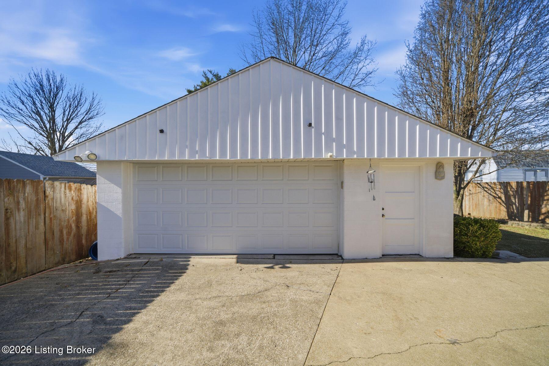 4820 Redstart Rd