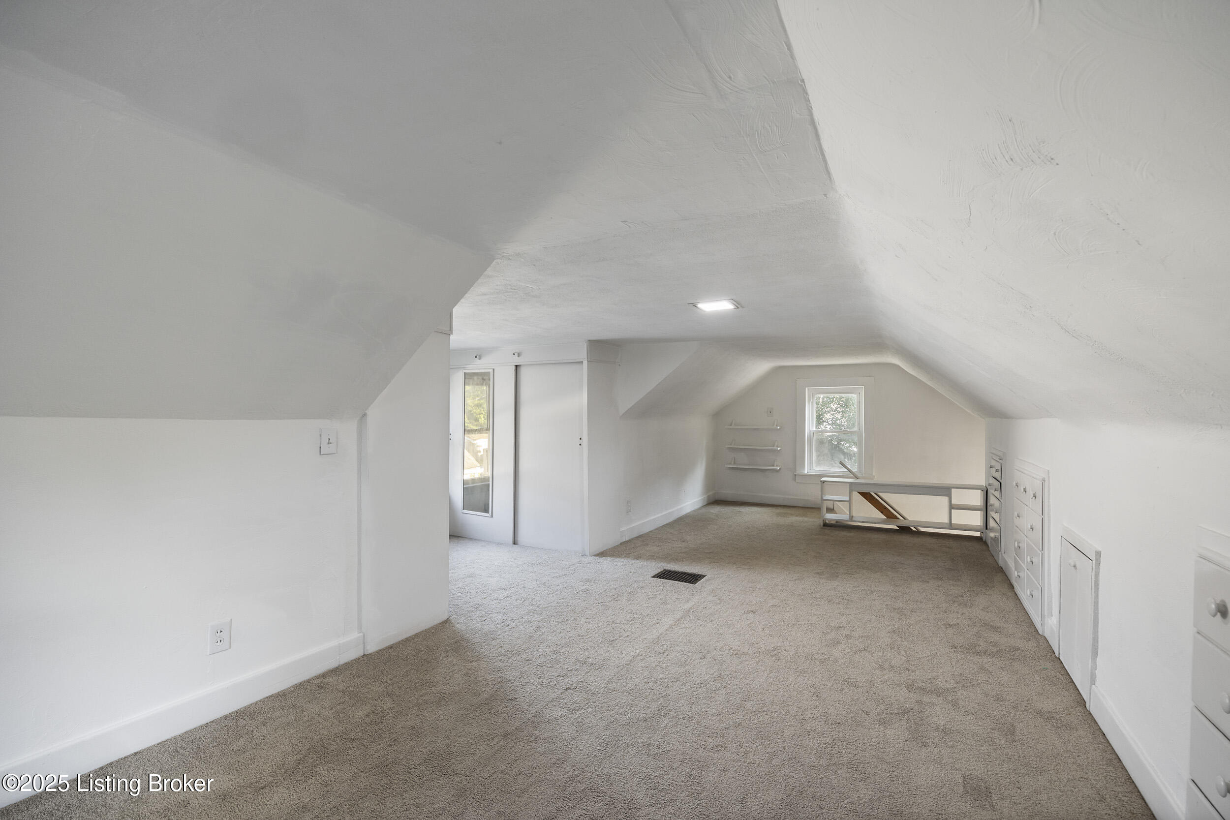 1125 W Whitney Ave