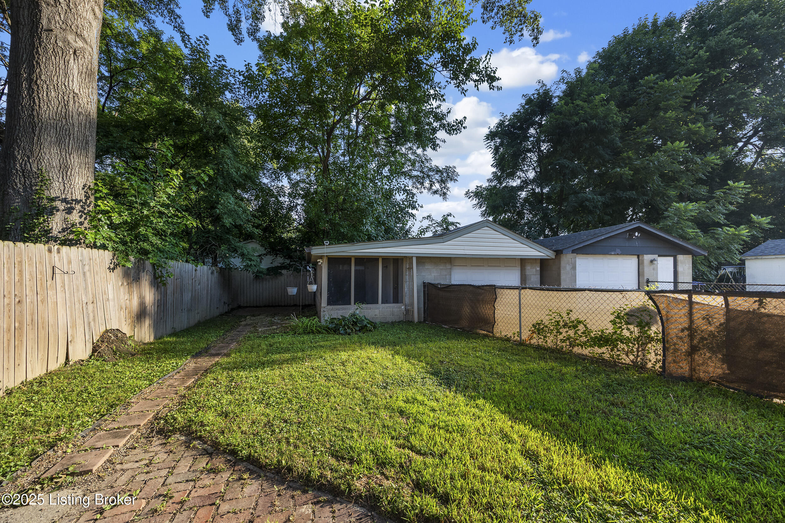 1125 W Whitney Ave