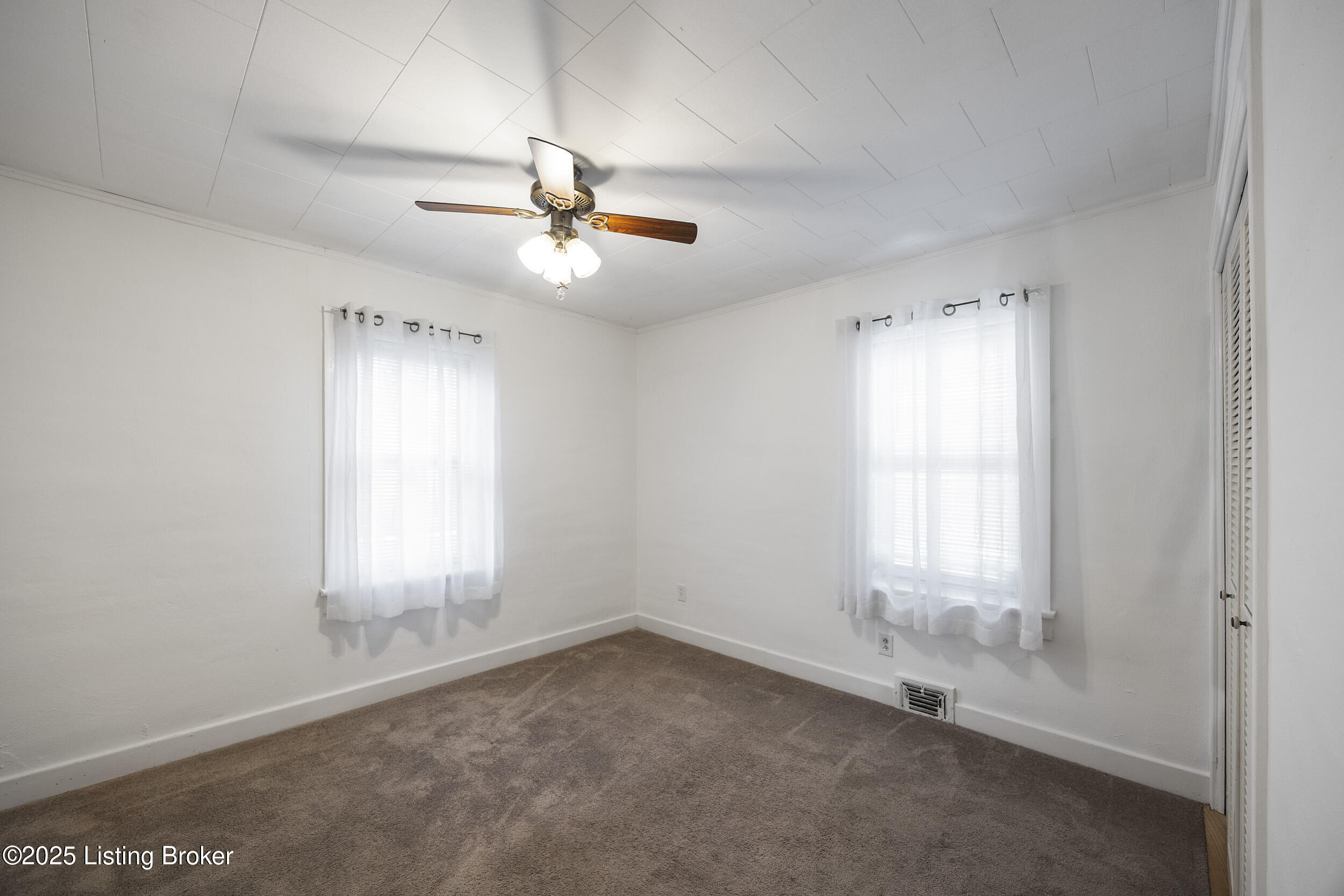 1125 W Whitney Ave