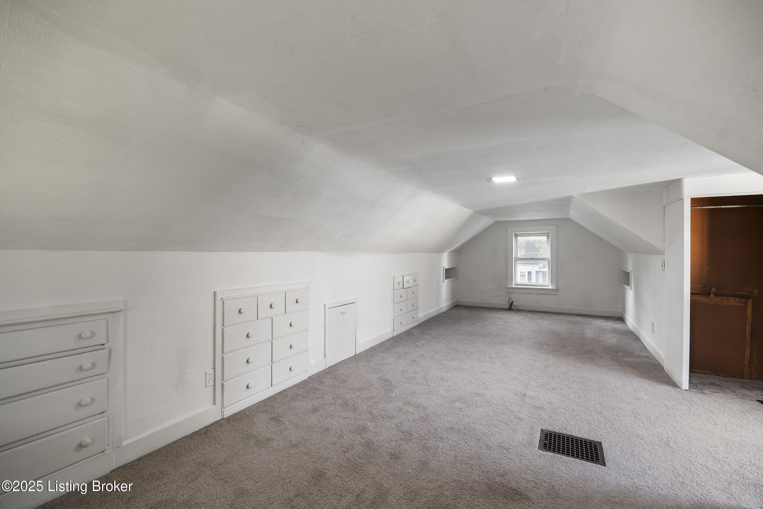 1125 W Whitney Ave