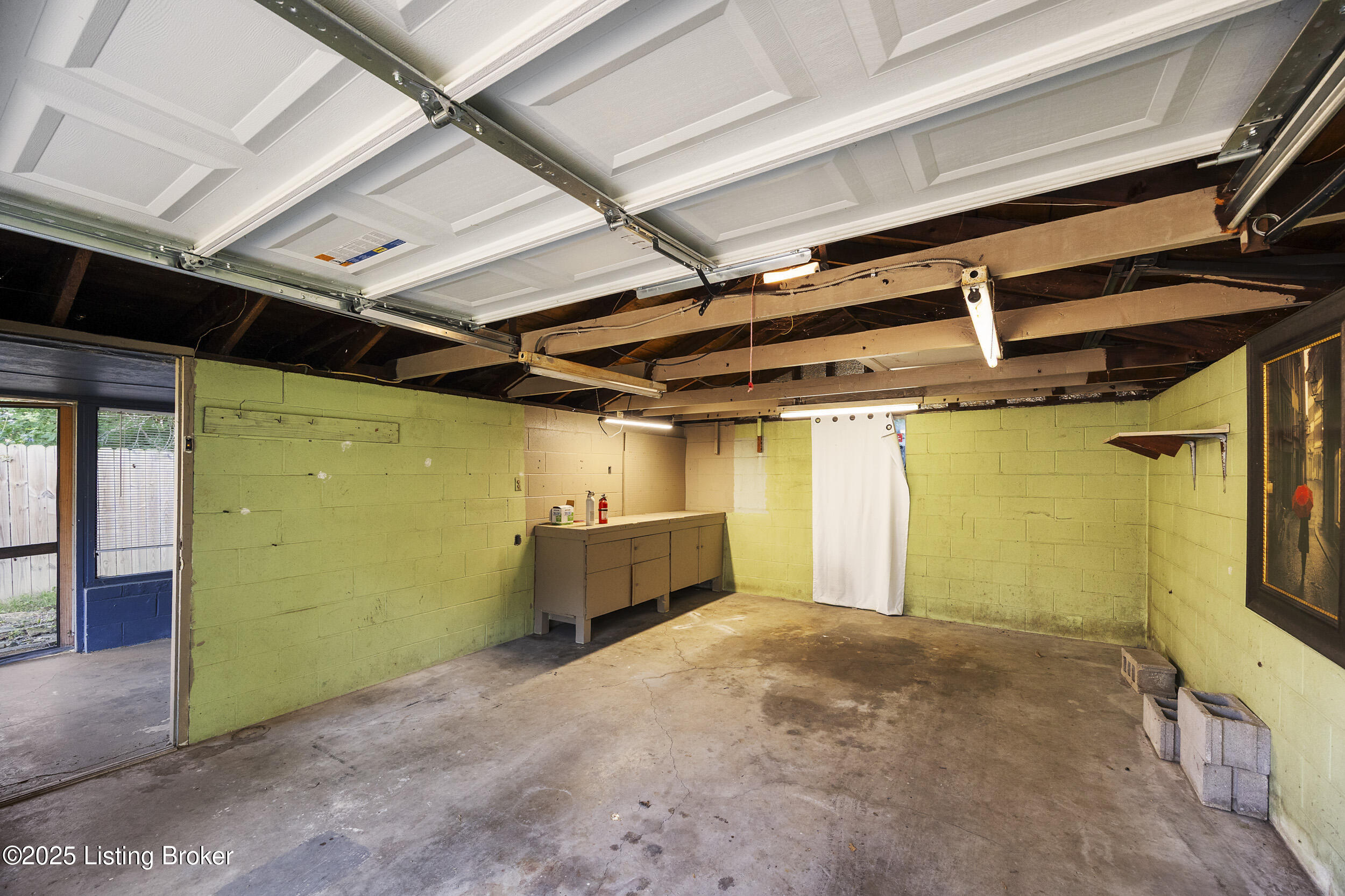 1125 W Whitney Ave