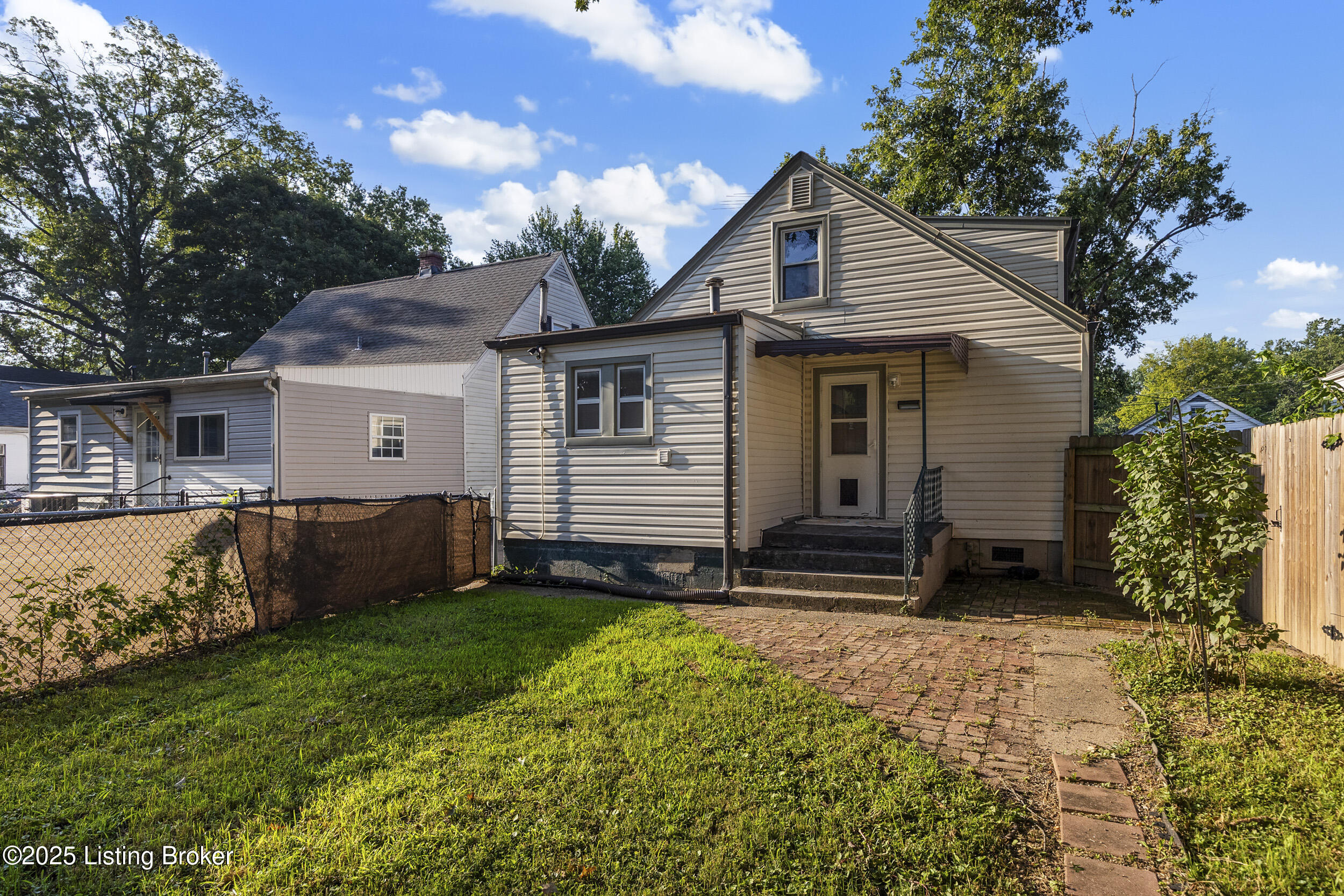 1125 W Whitney Ave