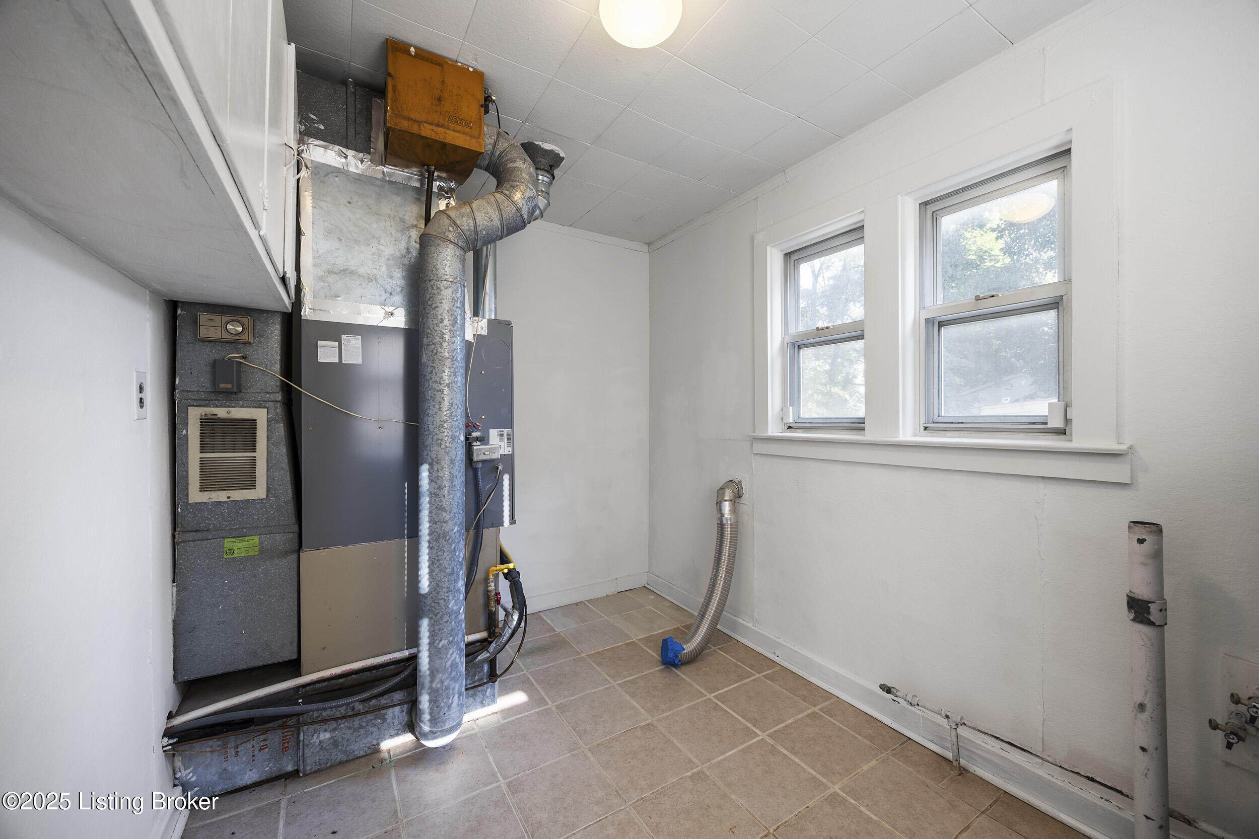 1125 W Whitney Ave