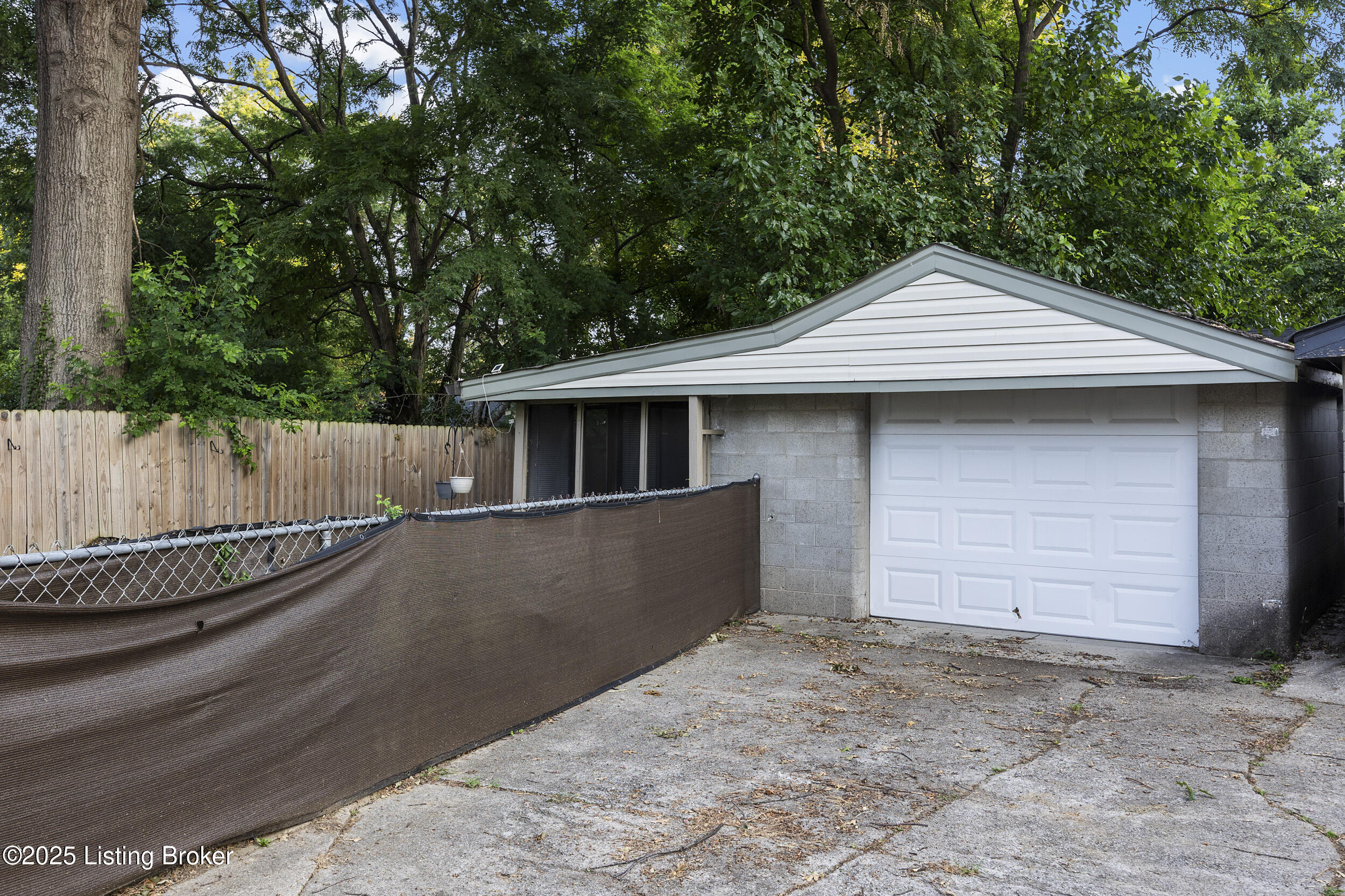 1125 W Whitney Ave