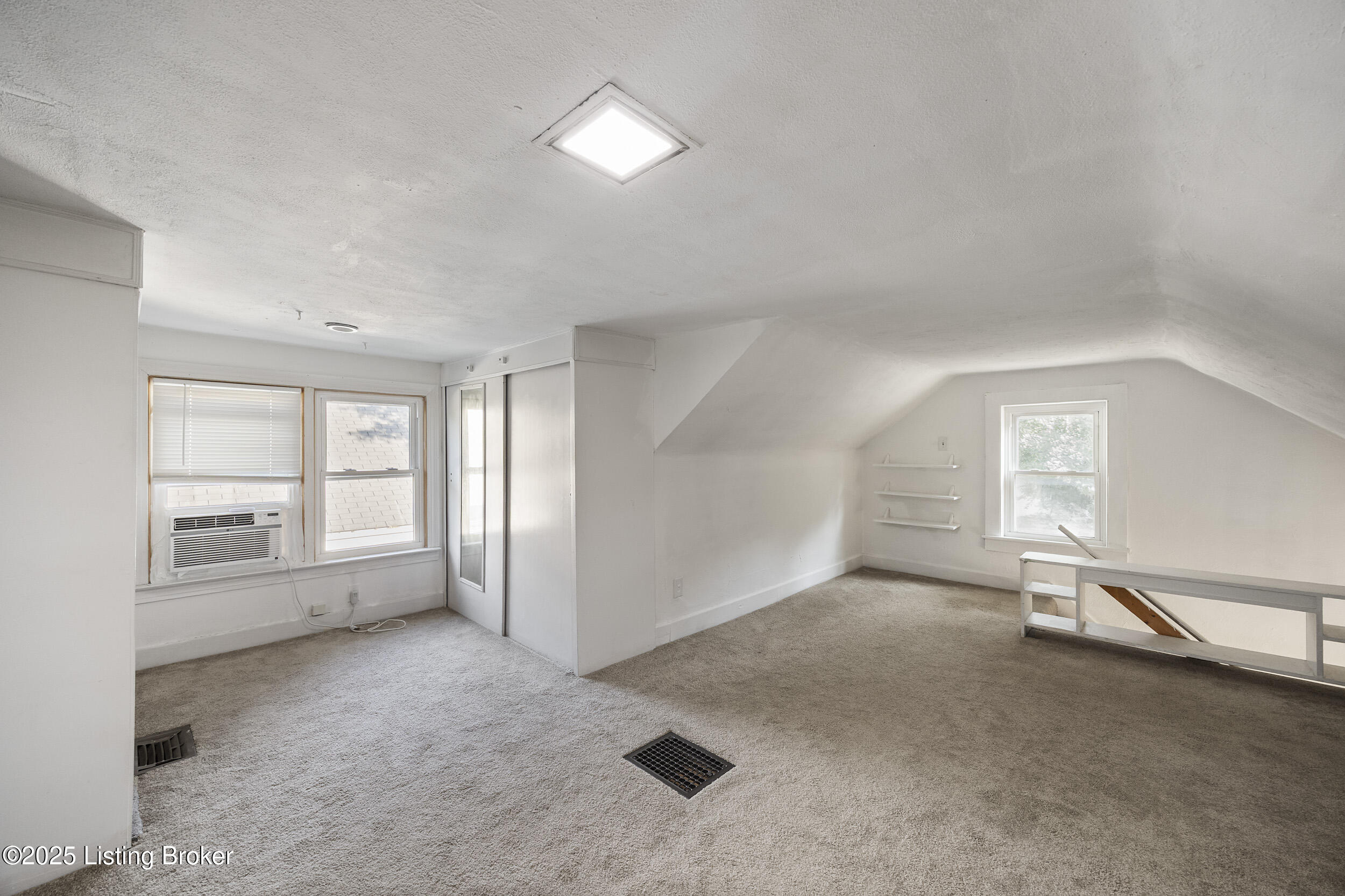 1125 W Whitney Ave