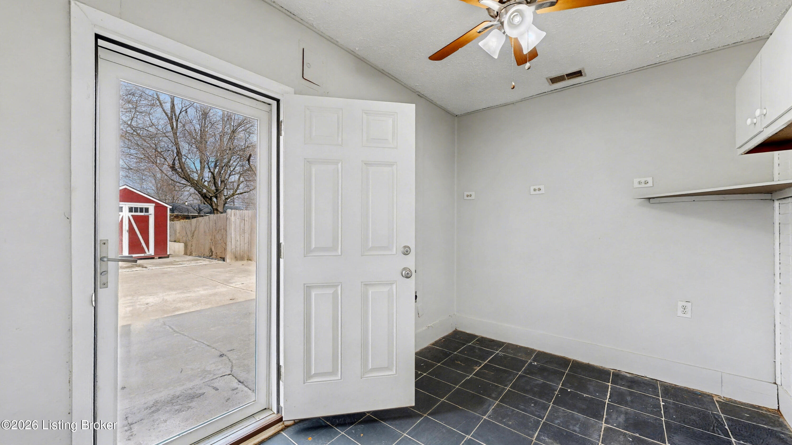 468 Crestwood Ln