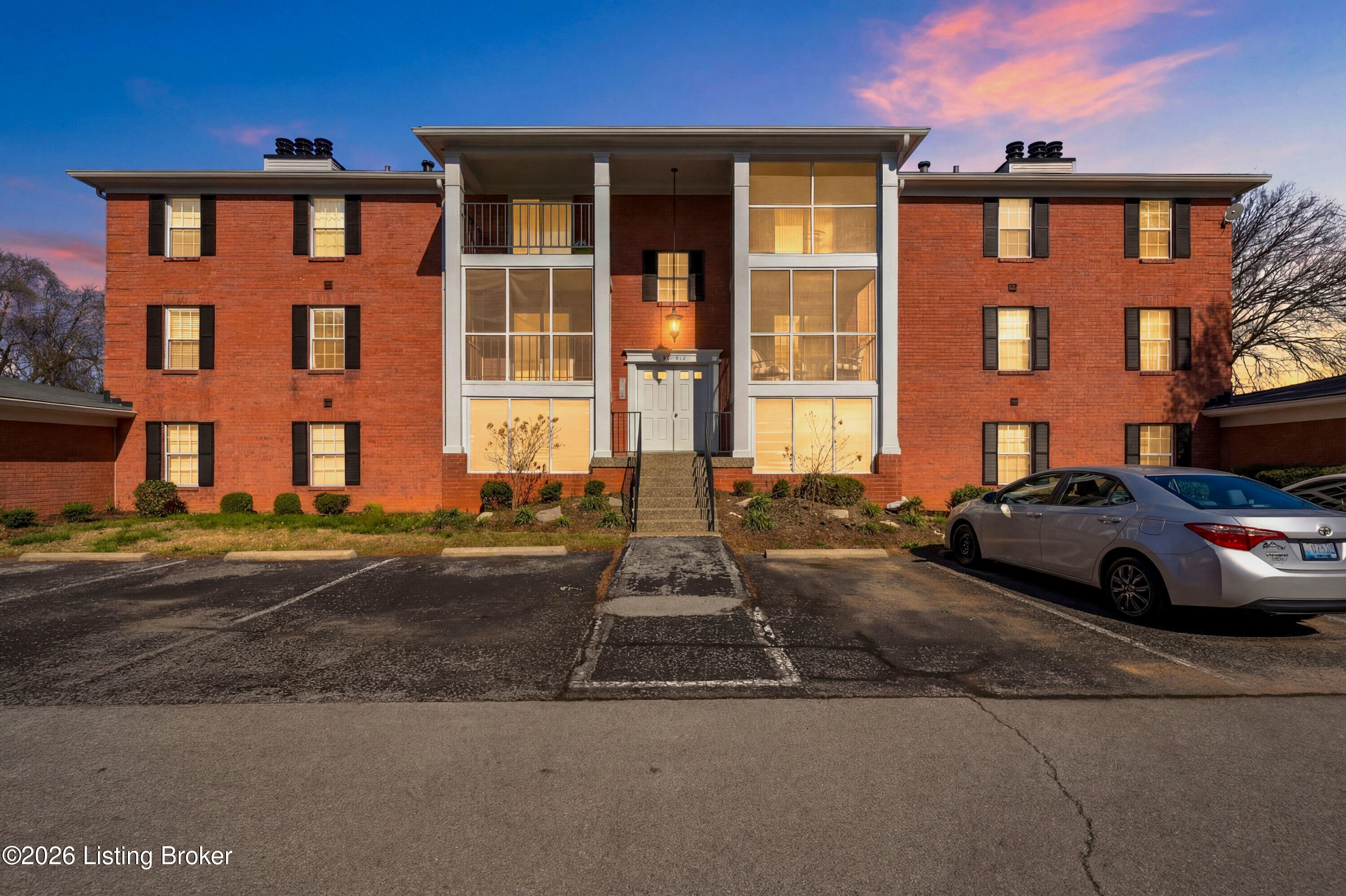 906 Donard Park Ave