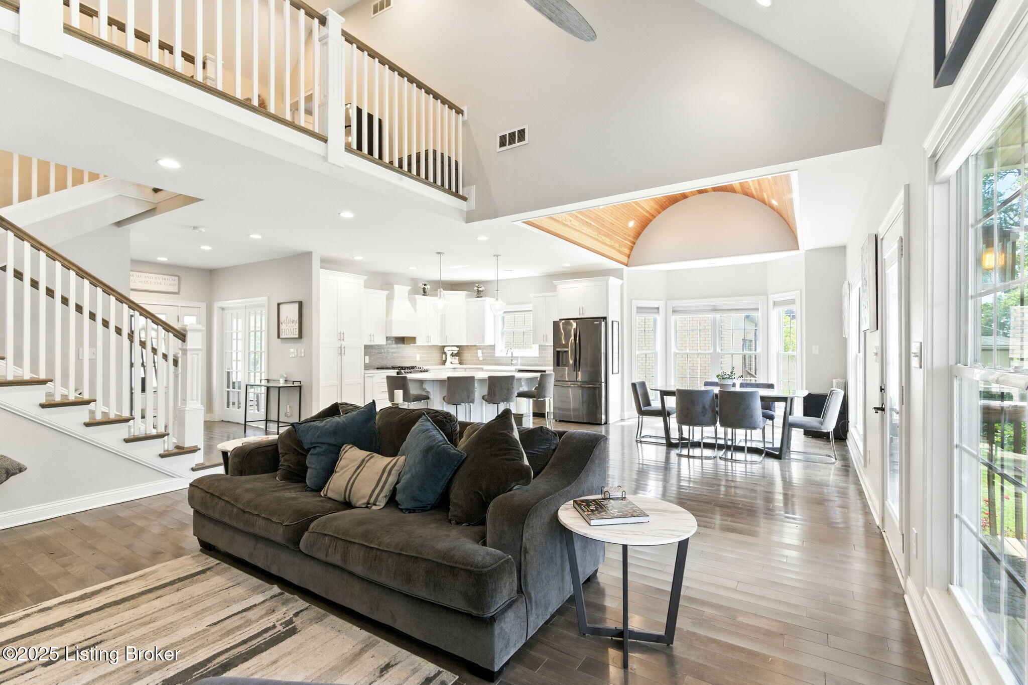 3102 Lakeview Dr