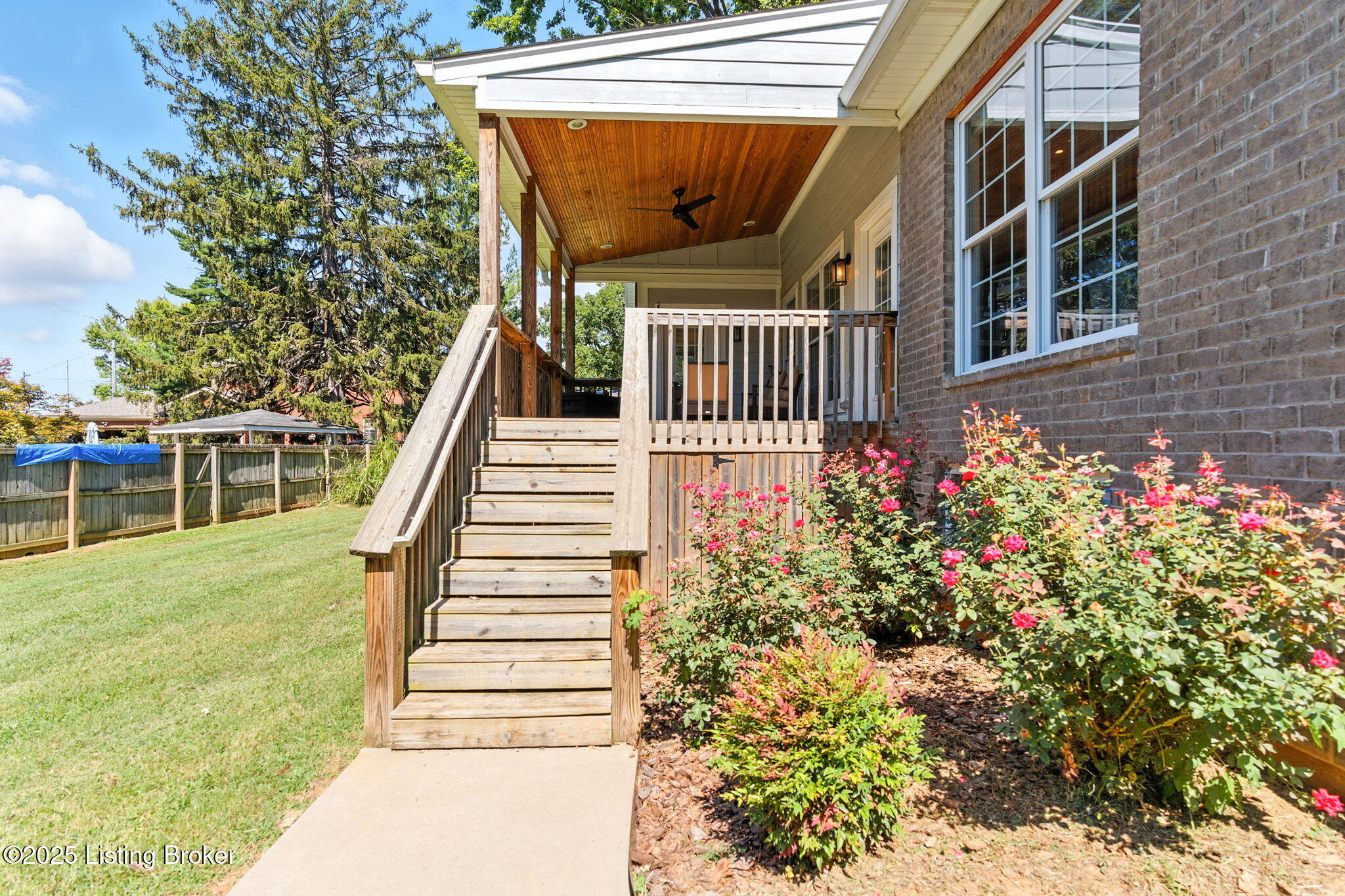 3102 Lakeview Dr