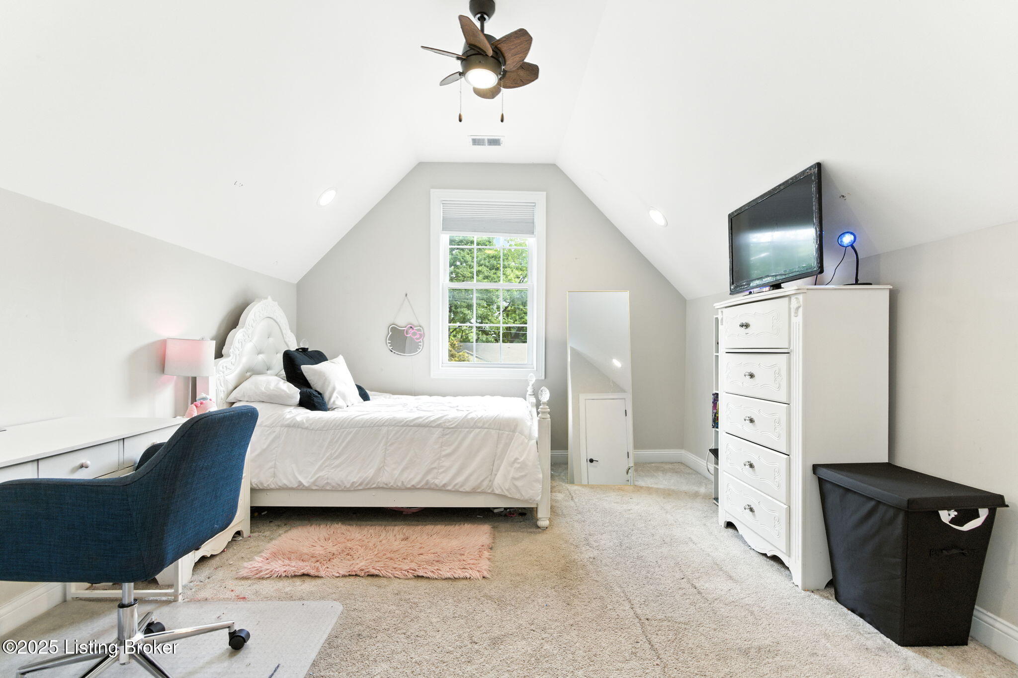 3102 Lakeview Dr