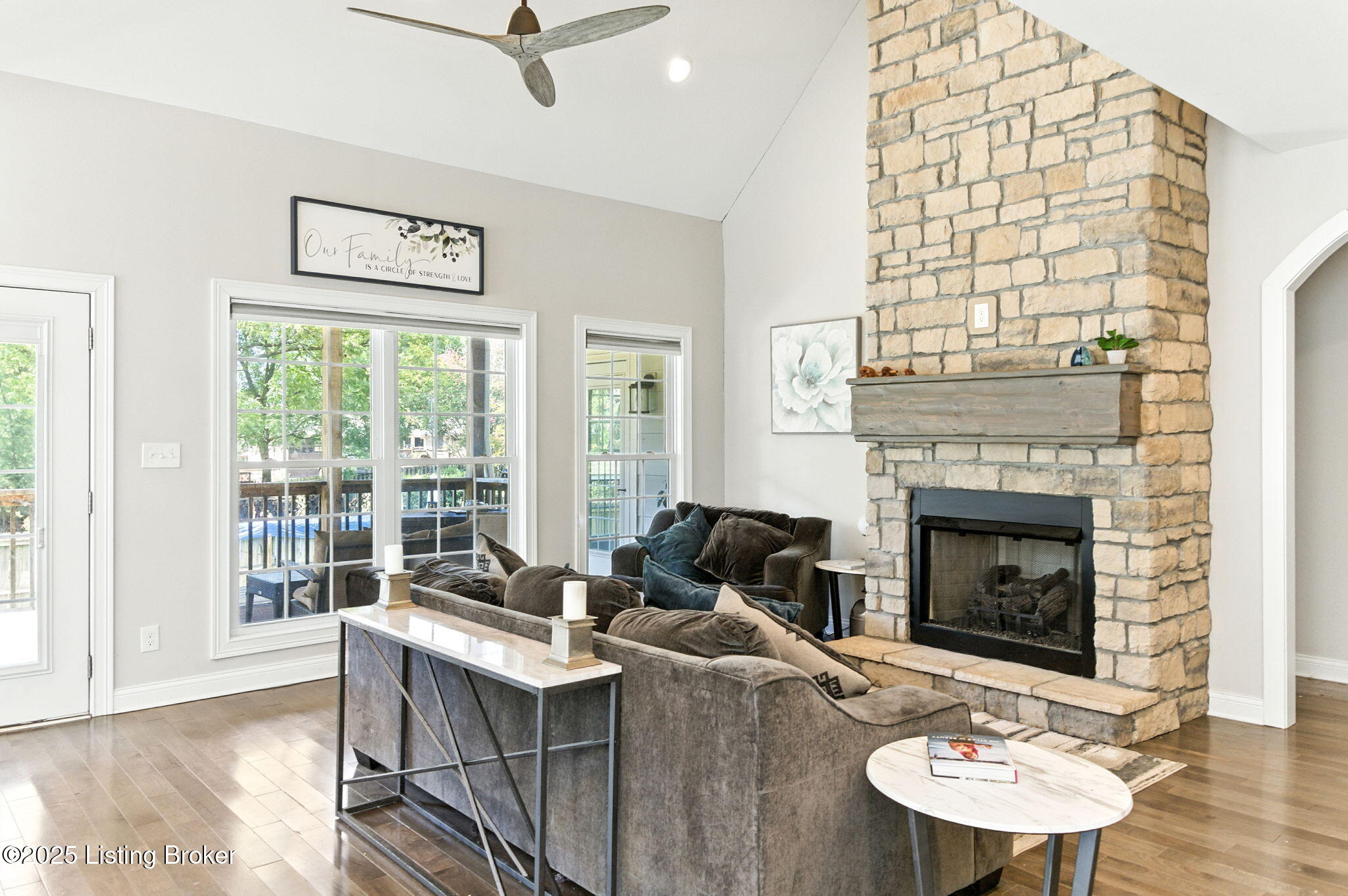 3102 Lakeview Dr