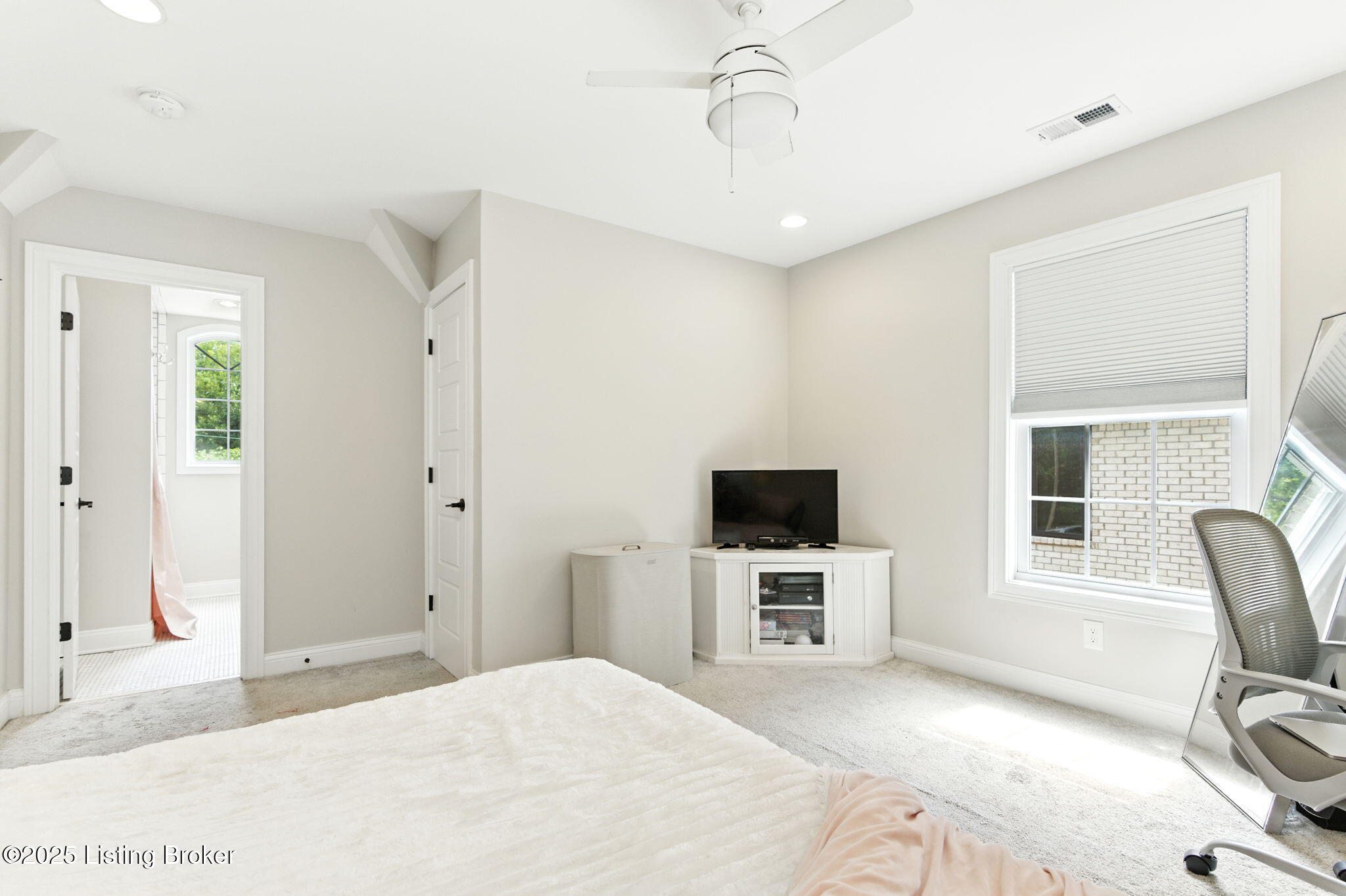 3102 Lakeview Dr