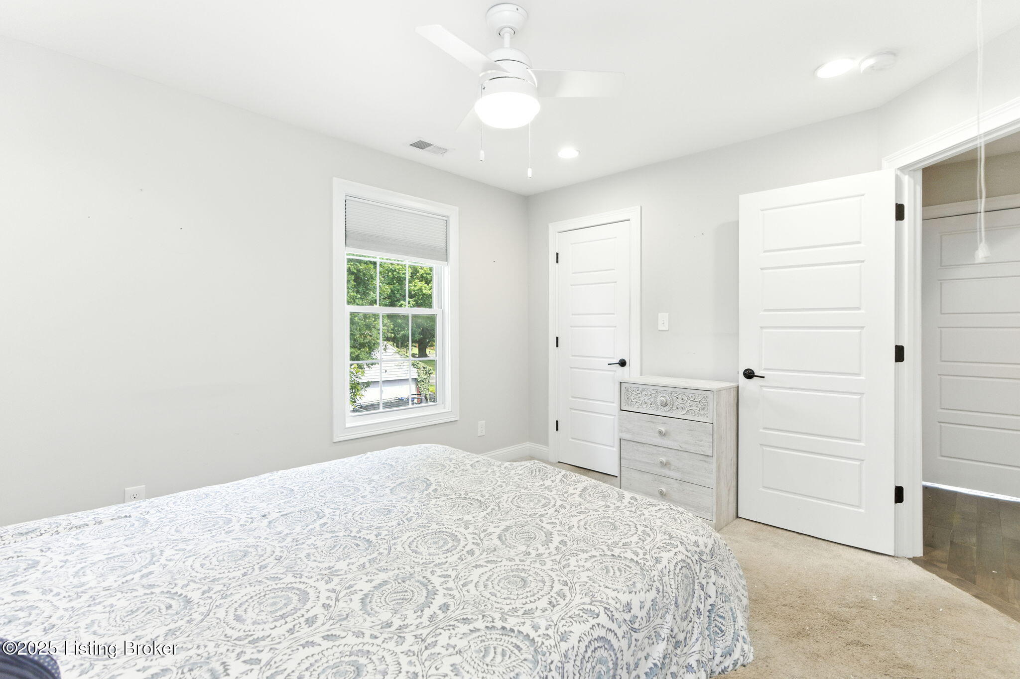 3102 Lakeview Dr