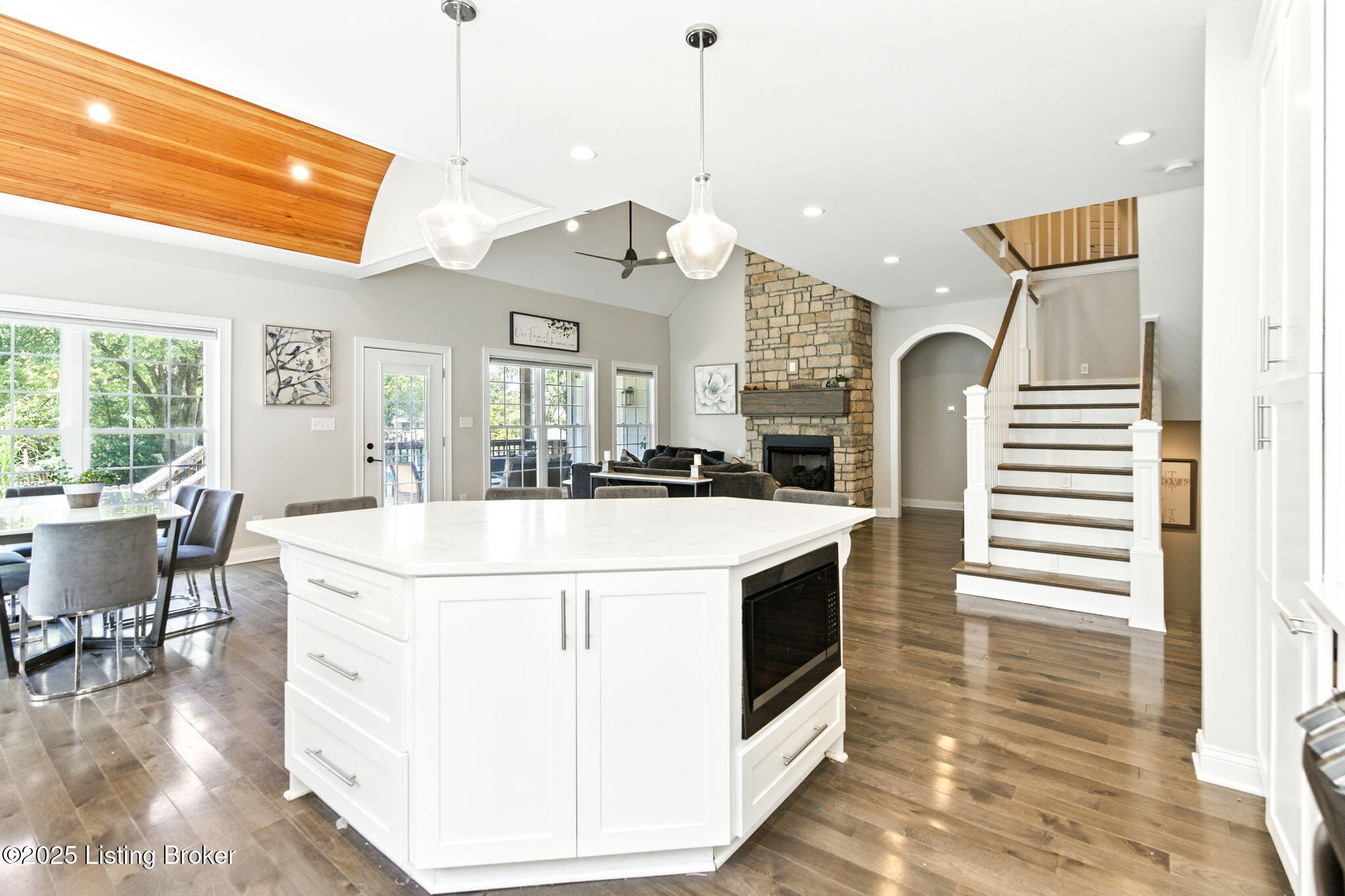 3102 Lakeview Dr