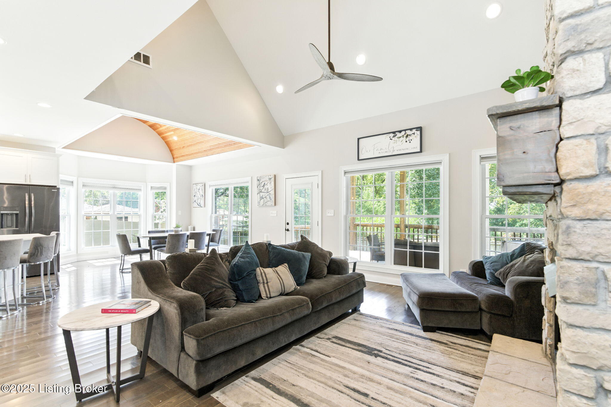 3102 Lakeview Dr