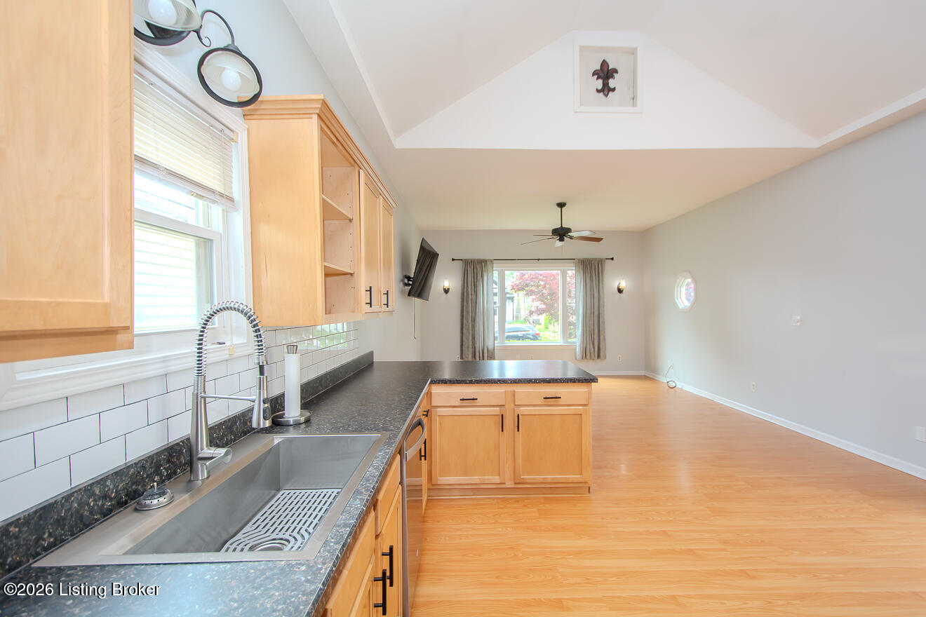 1009 Charles St