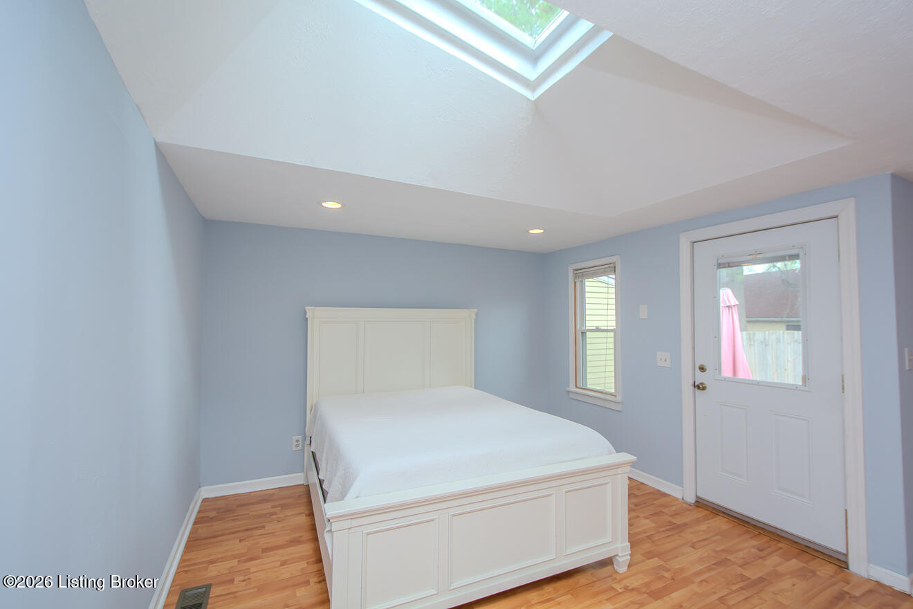 1009 Charles St
