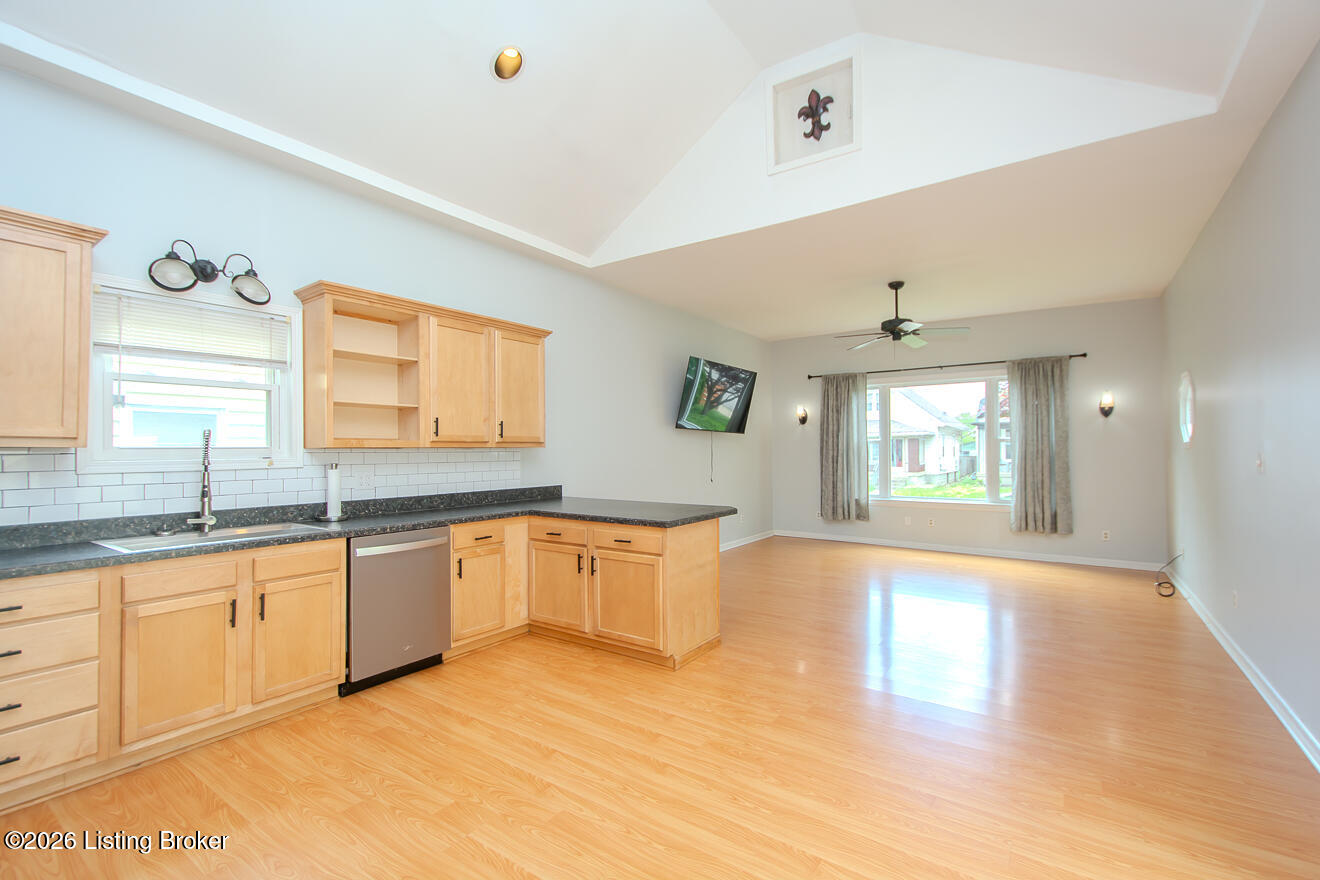 1009 Charles St