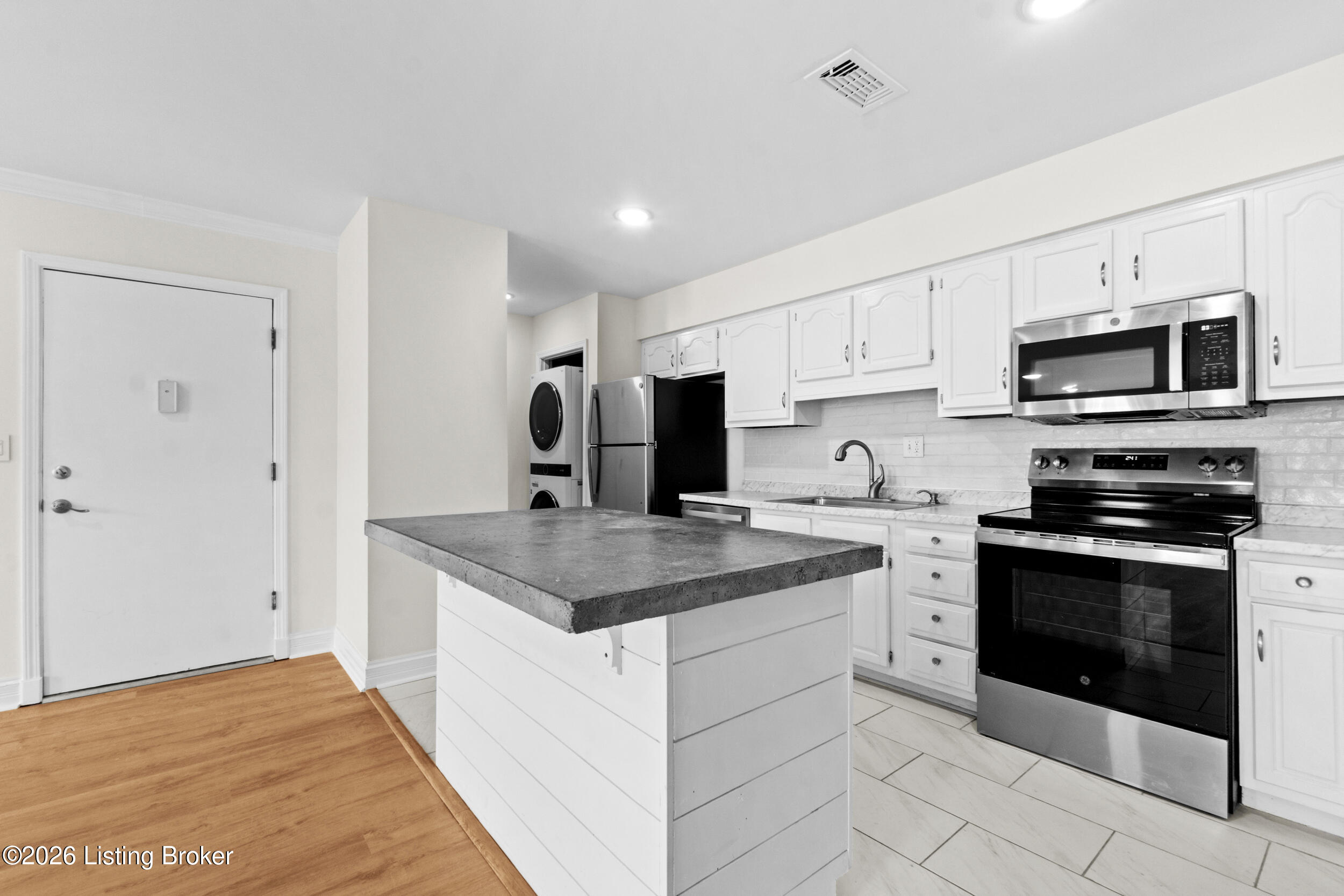 247 Stonehenge Dr 104