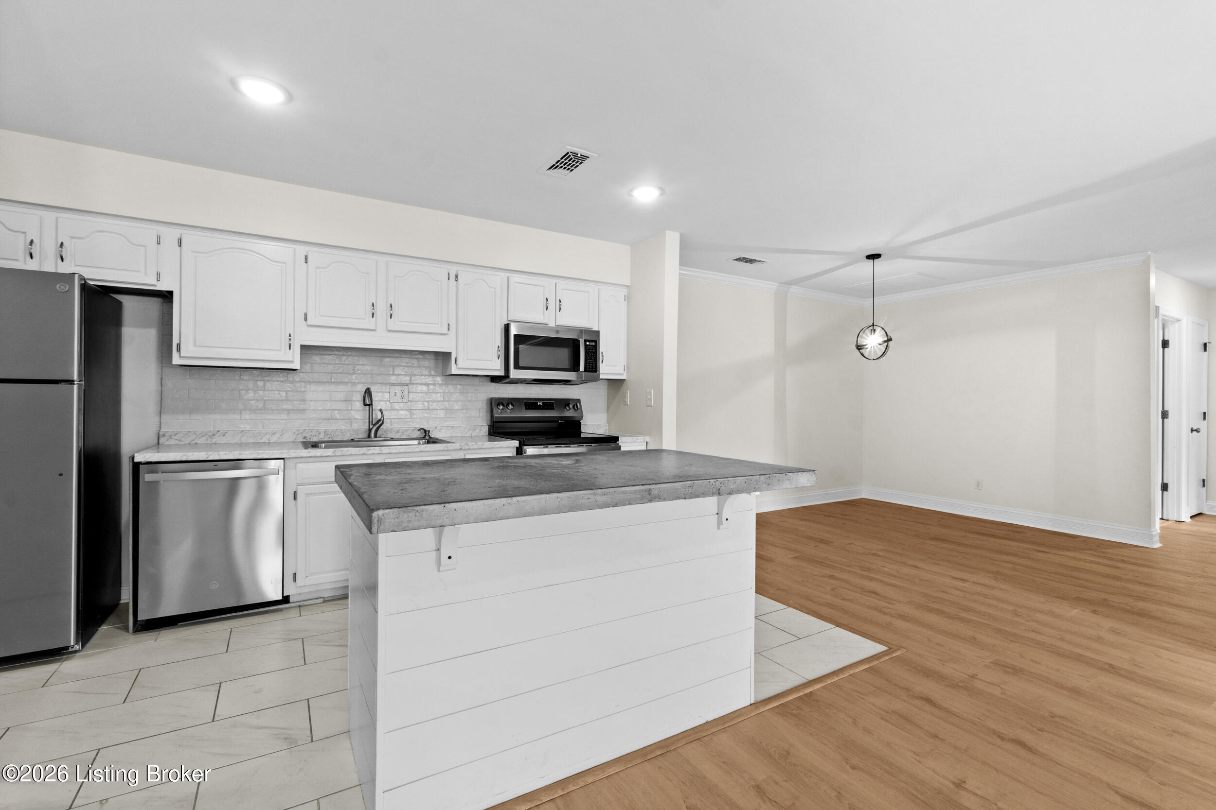 247 Stonehenge Dr 104