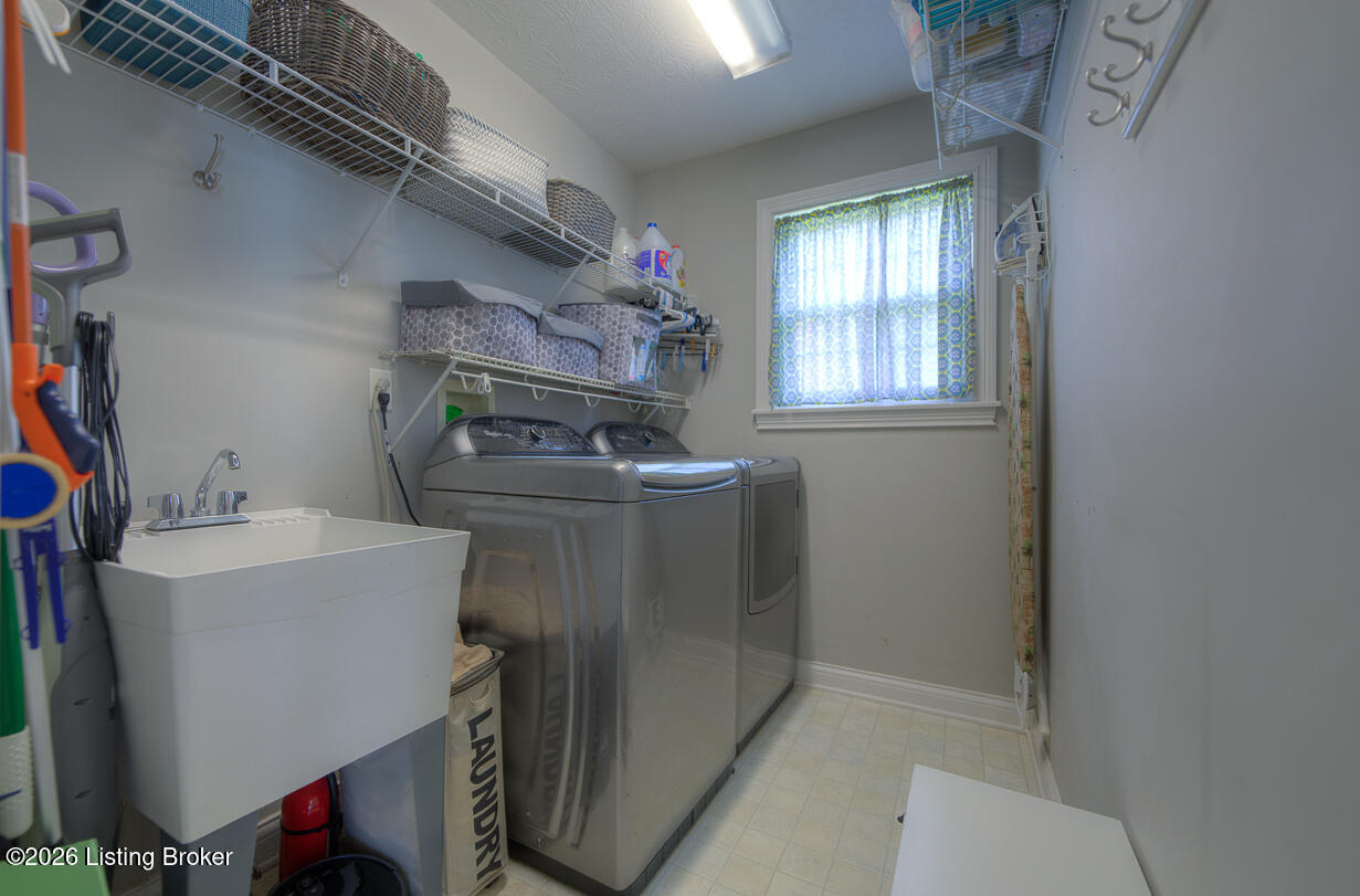 2109 OAKFORD Ct