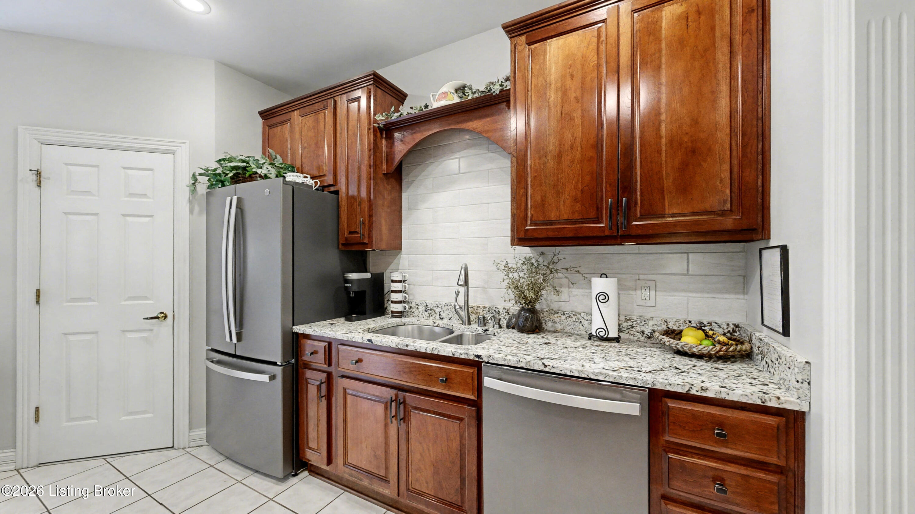 6109 Chinaberry Ct