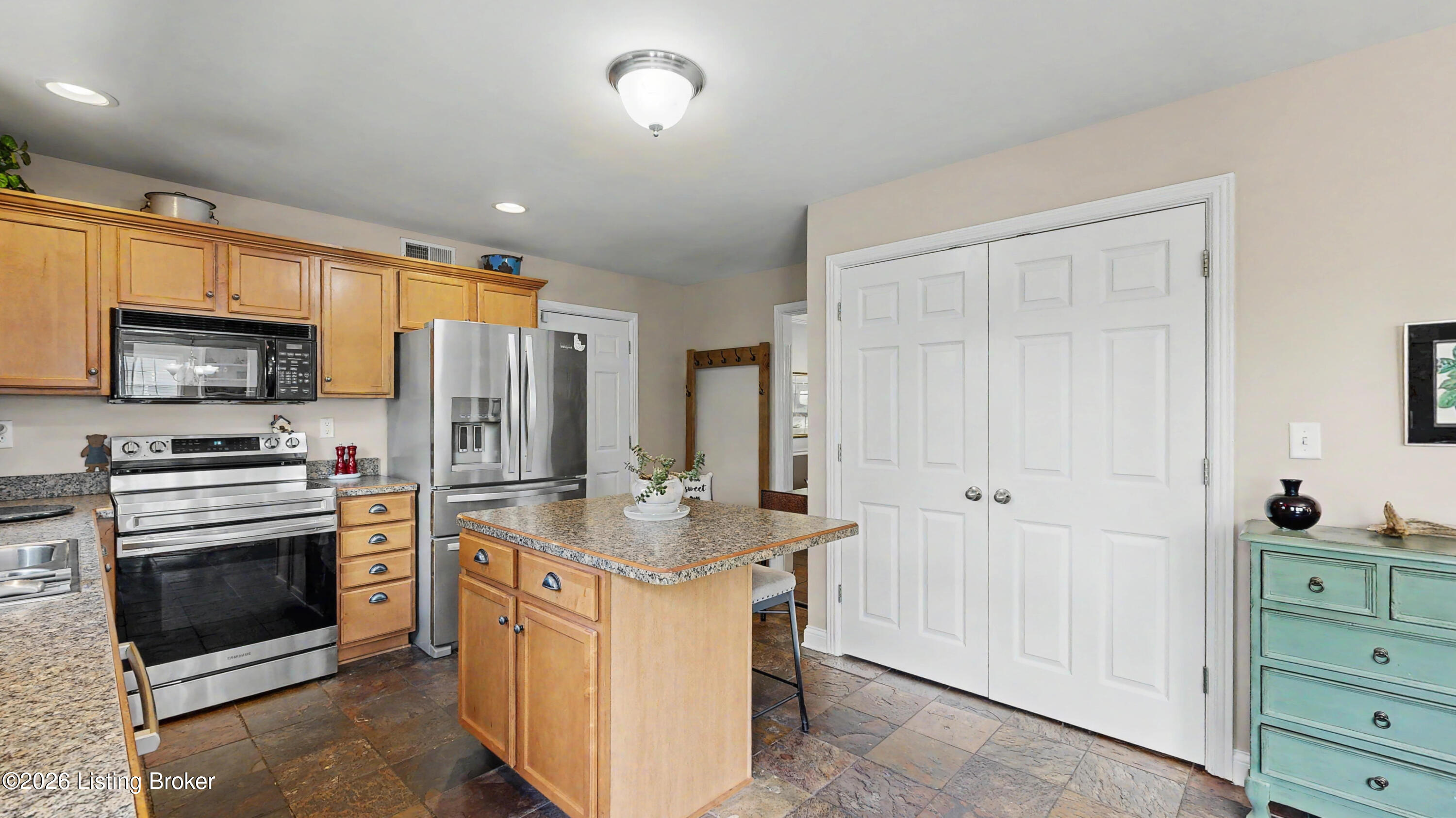 1605 E Crystal Dr