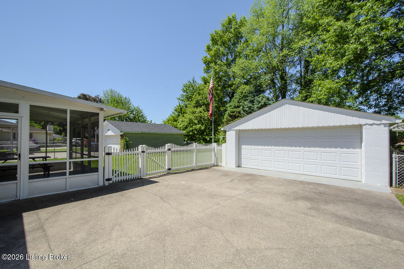 6304 Greenview Dr