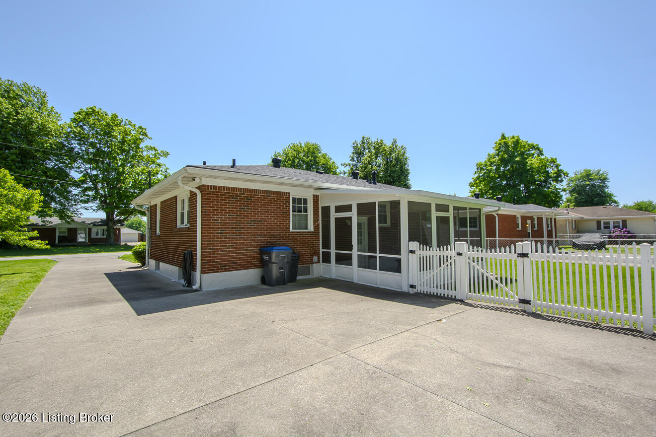 6304 Greenview Dr