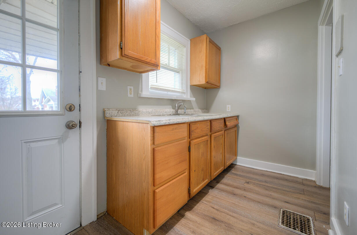 221 W Woodlawn Ave