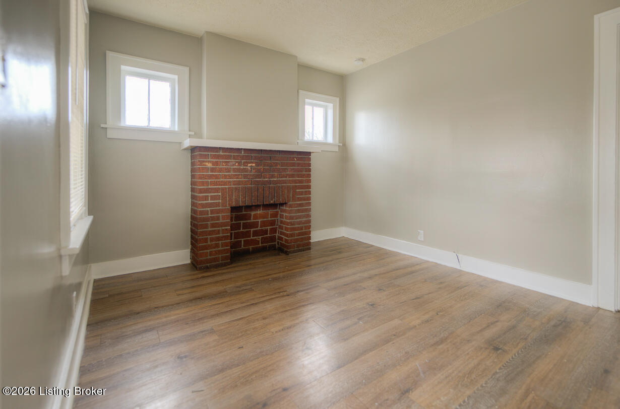 221 W Woodlawn Ave