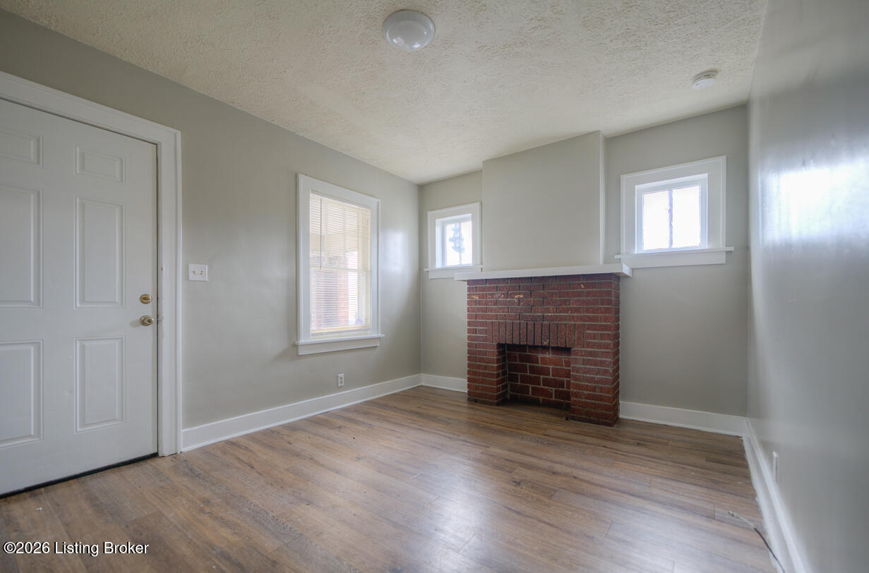 221 W Woodlawn Ave