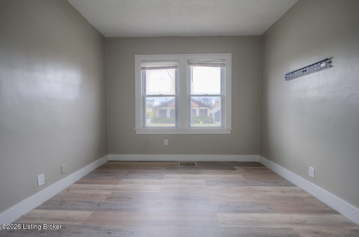 221 W Woodlawn Ave