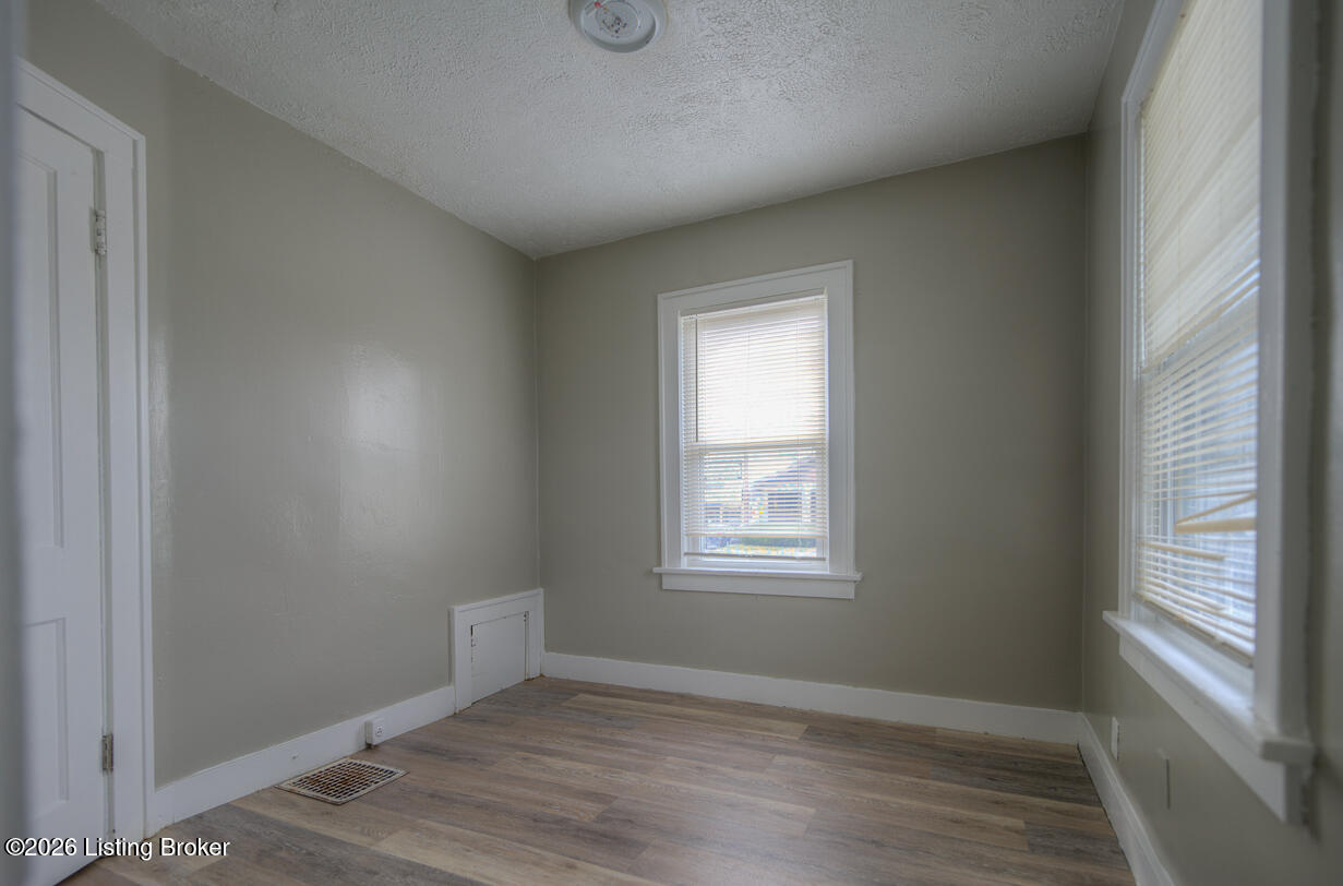 221 W Woodlawn Ave