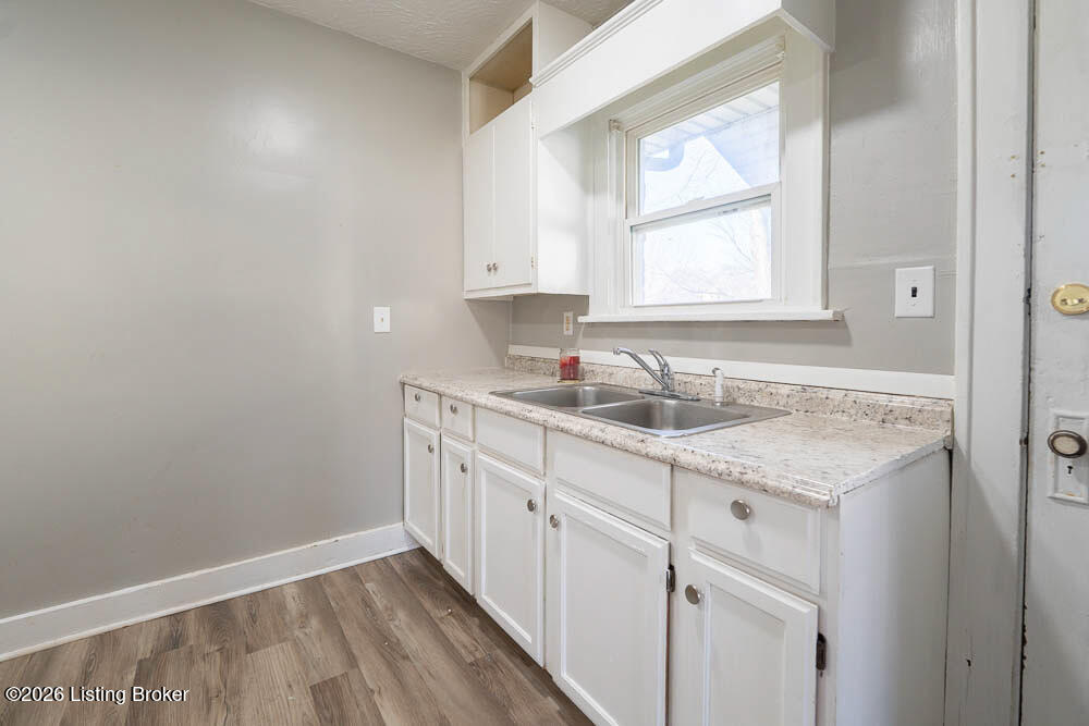 221 W Woodlawn Ave
