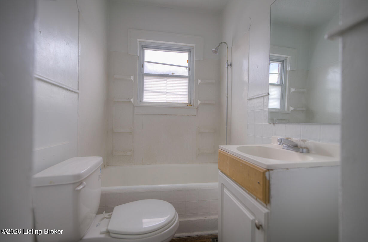 221 W Woodlawn Ave