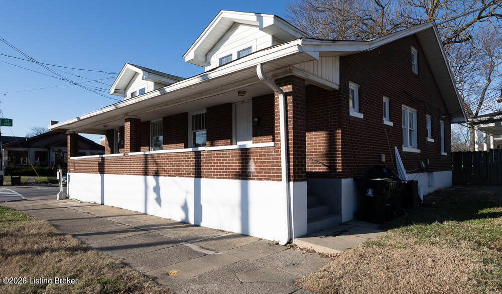 221 W Woodlawn Ave
