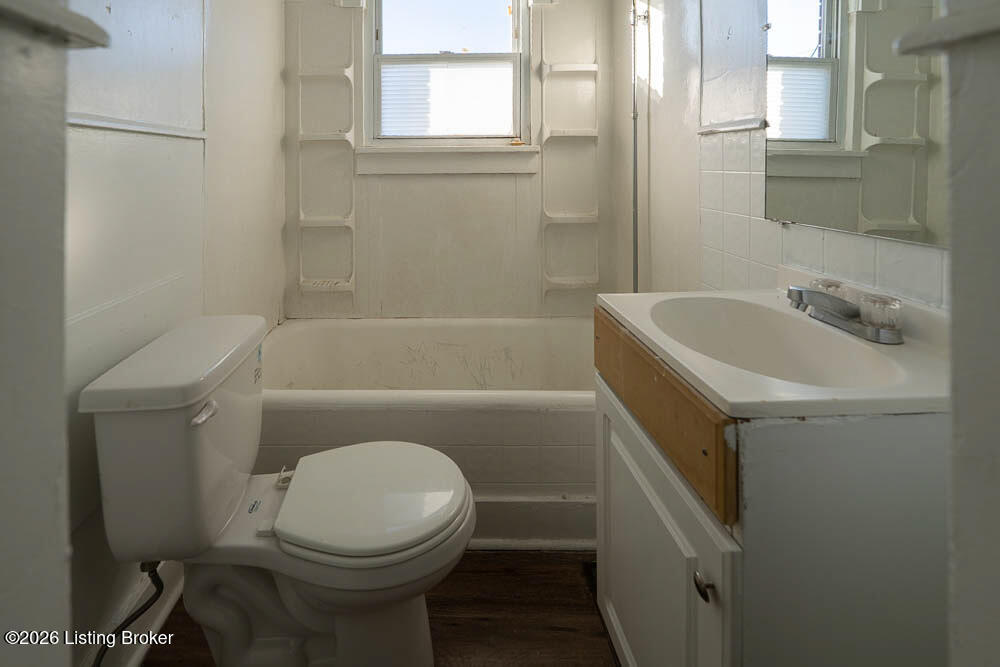 221 W Woodlawn Ave