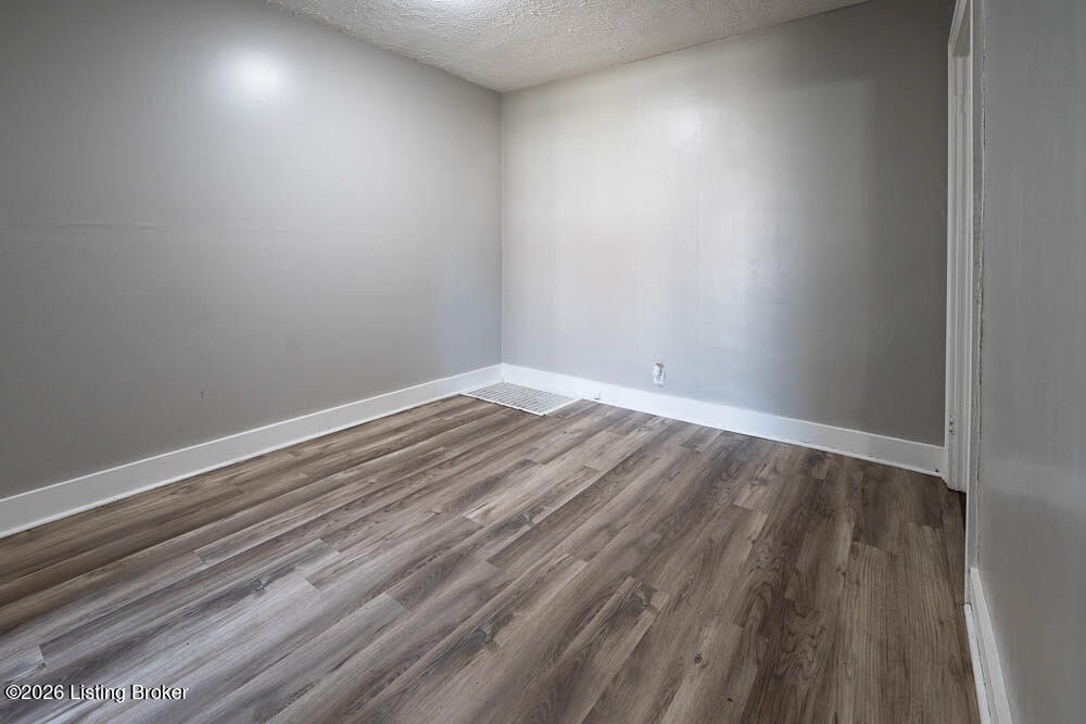 221 W Woodlawn Ave