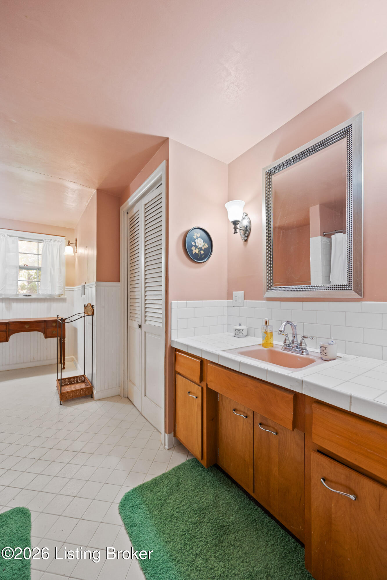 200 W Kenwood Dr