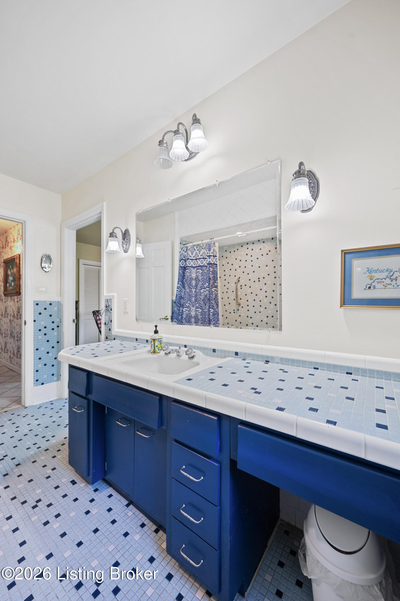 200 W Kenwood Dr
