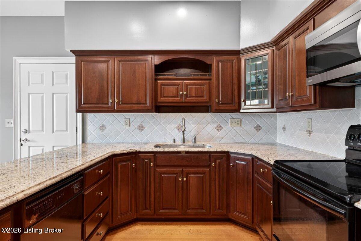 611 Lake Forest Pkwy