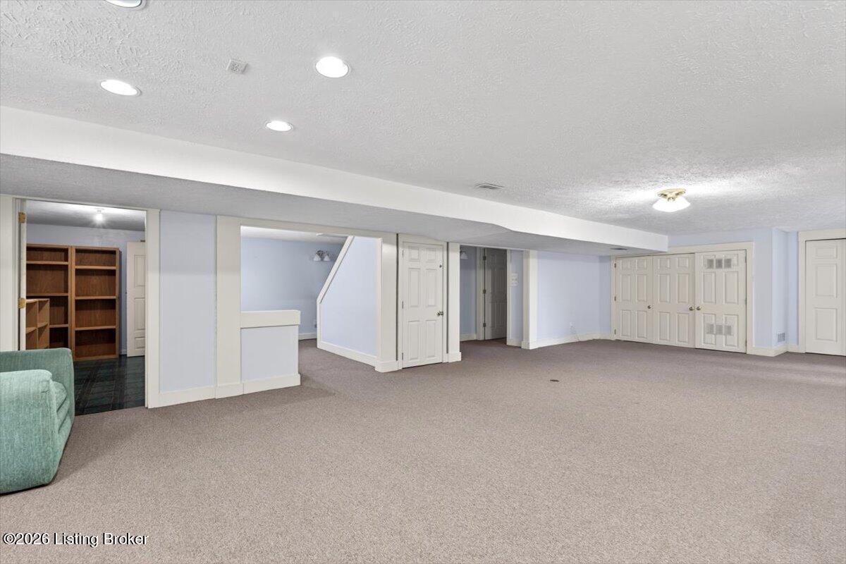 611 Lake Forest Pkwy